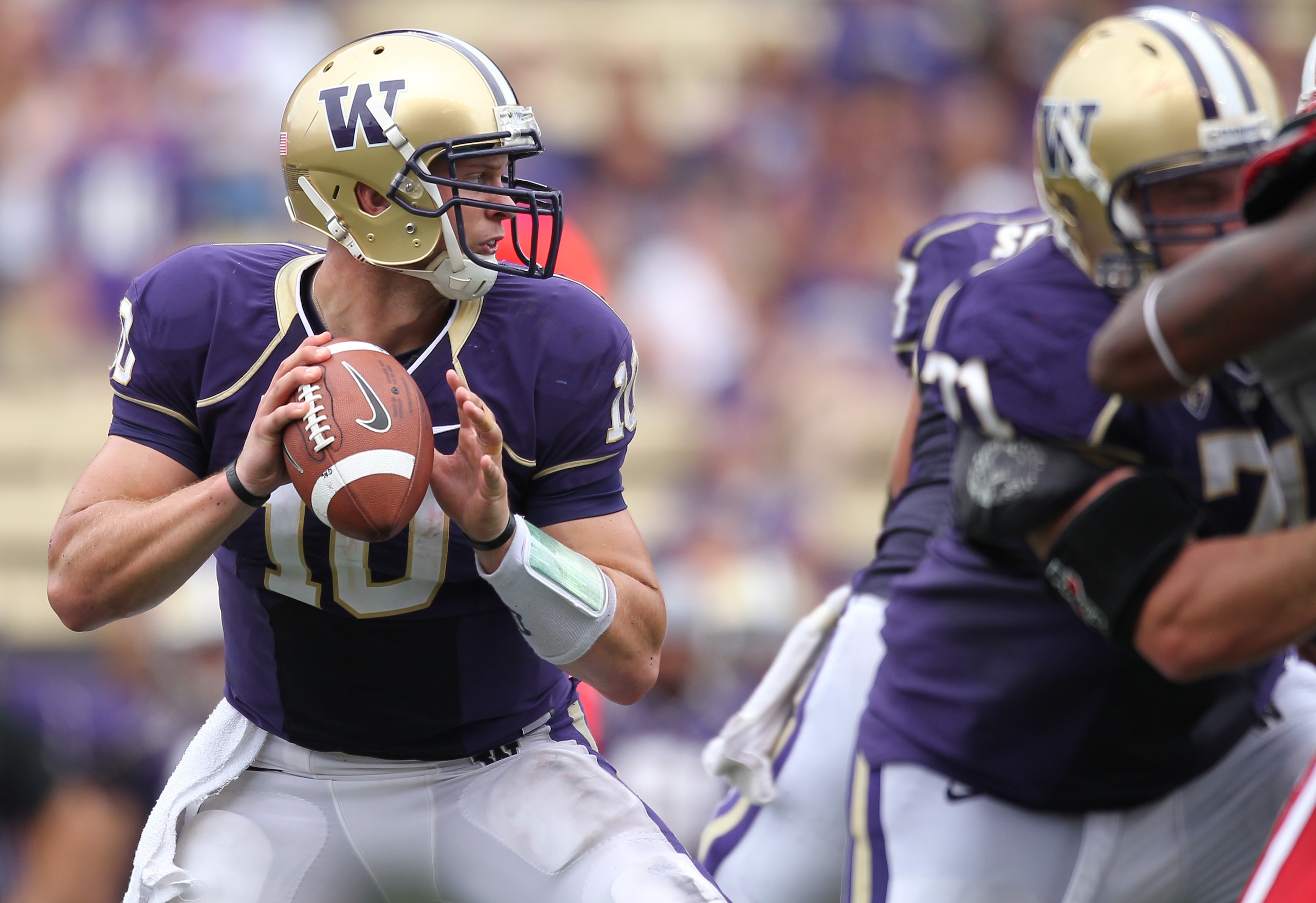 SEATTLE - SEPTEMBER 18: Quarterback Jake Locker #10 of the Washington Huskies looks downfield against the Nebraska Cornhuskers on September 18, 2010 at Husky Stadium in Seattle, Washington. (Photo by Otto Greule Jr/Getty Images)