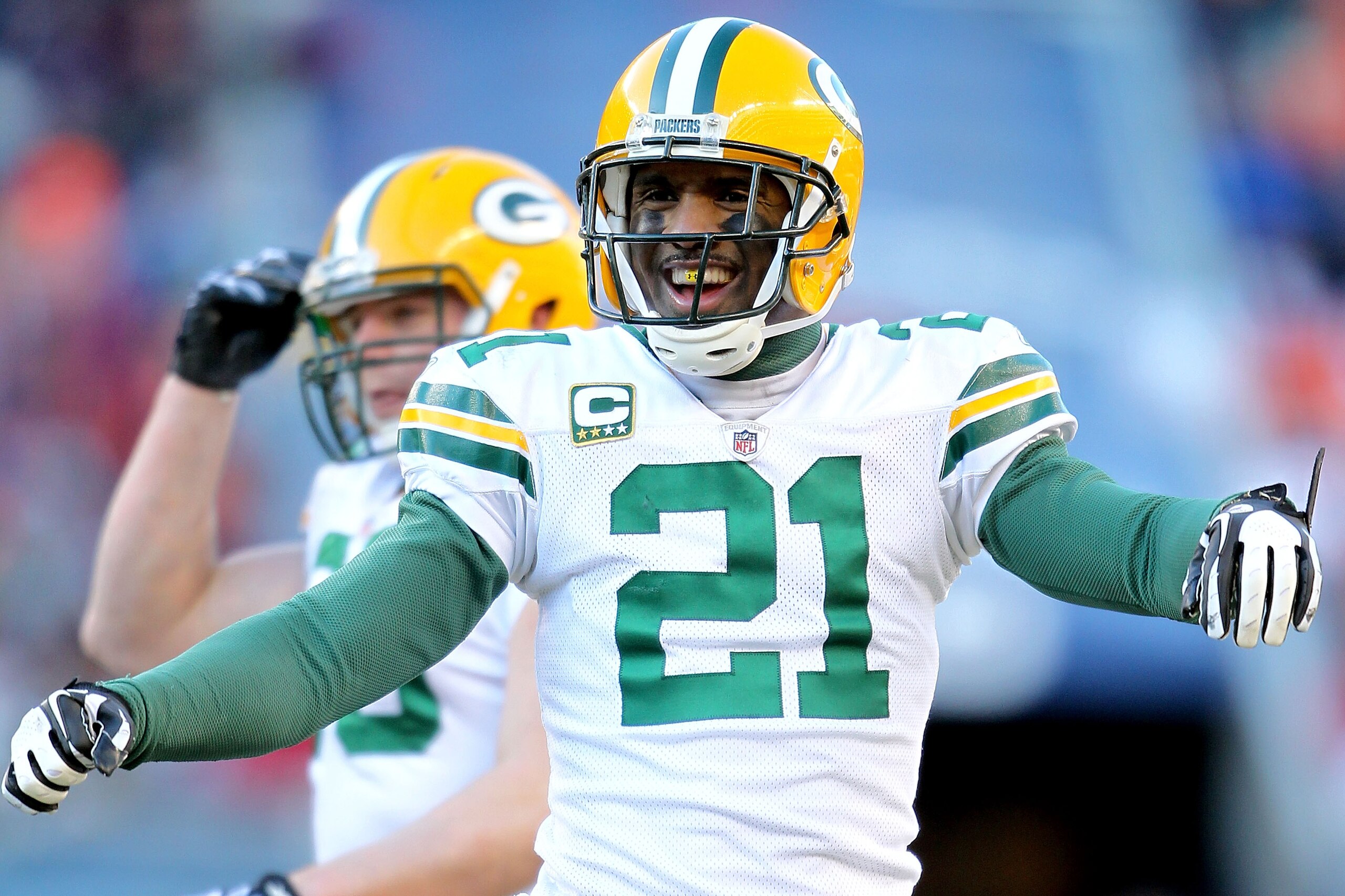 CHICAGO, IL - JANUARY 23: Charles Woodson #21 of the Green Bay Packers reacts after teammate Sam Shields #37 intercepts a pass late in the second quarter of the NFC Championship Game at Soldier Field on January 23, 2011 in Chicago, Illinois. (Photo by A CHICAGO, IL - JANUARY 23: Charles Woodson #21 of the Green Bay Packers reacts after teammate Sam Shields #37 intercepts a pass late in the second quarter of the NFC Championship Game at Soldier Field on January 23, 2011 in Chicago, Illinois. (Photo by A