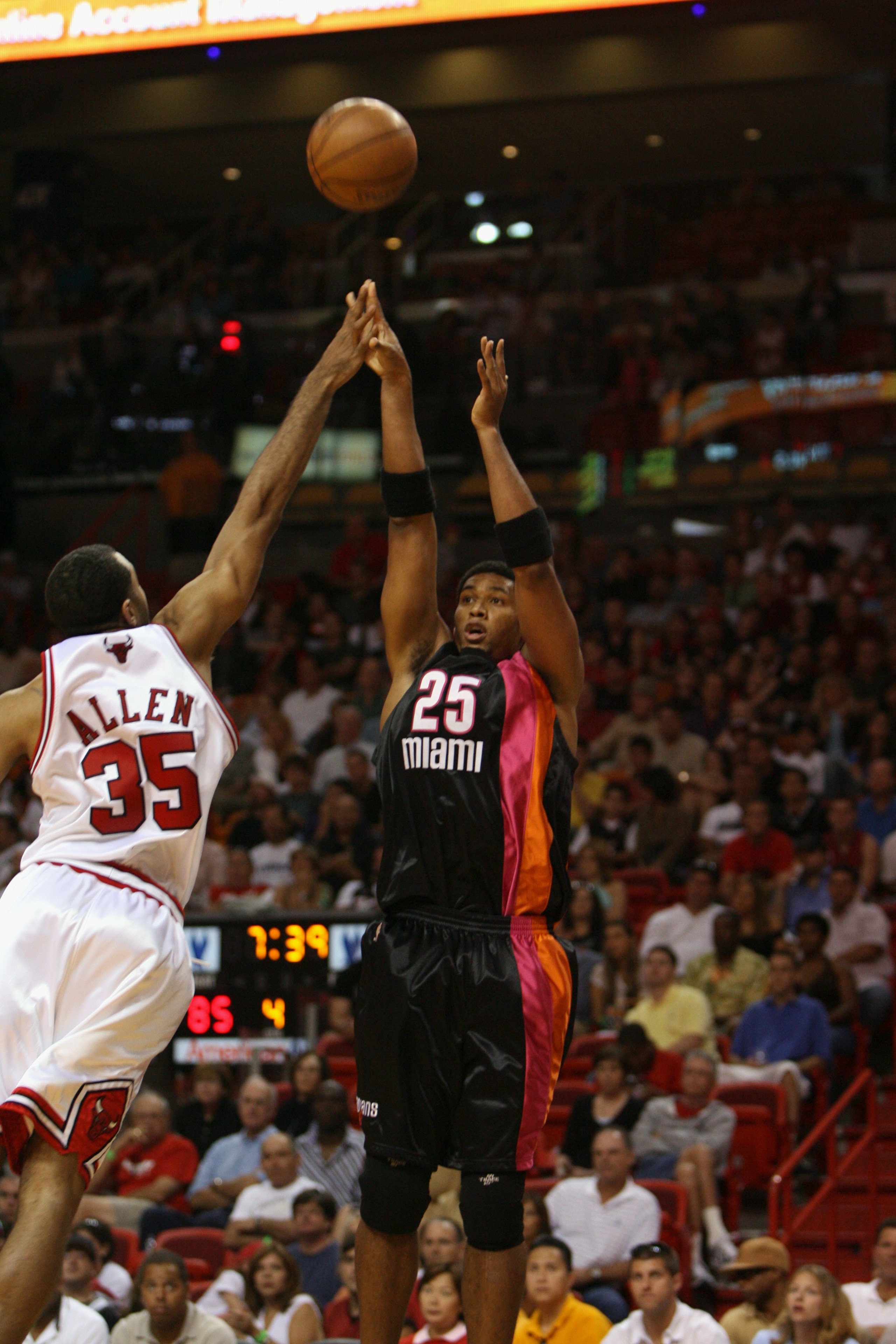 MIAMI - APRIL 16:  Wayne Simien #25 of the Miami Heat shoots over Malik Allen #35 of the Chicago Bulls during the game at American Airlines Arena on April 16, 2006 in Miami, Florida.  The Pistons won 103-97.  NOTE TO USER: User expressly acknowledges and