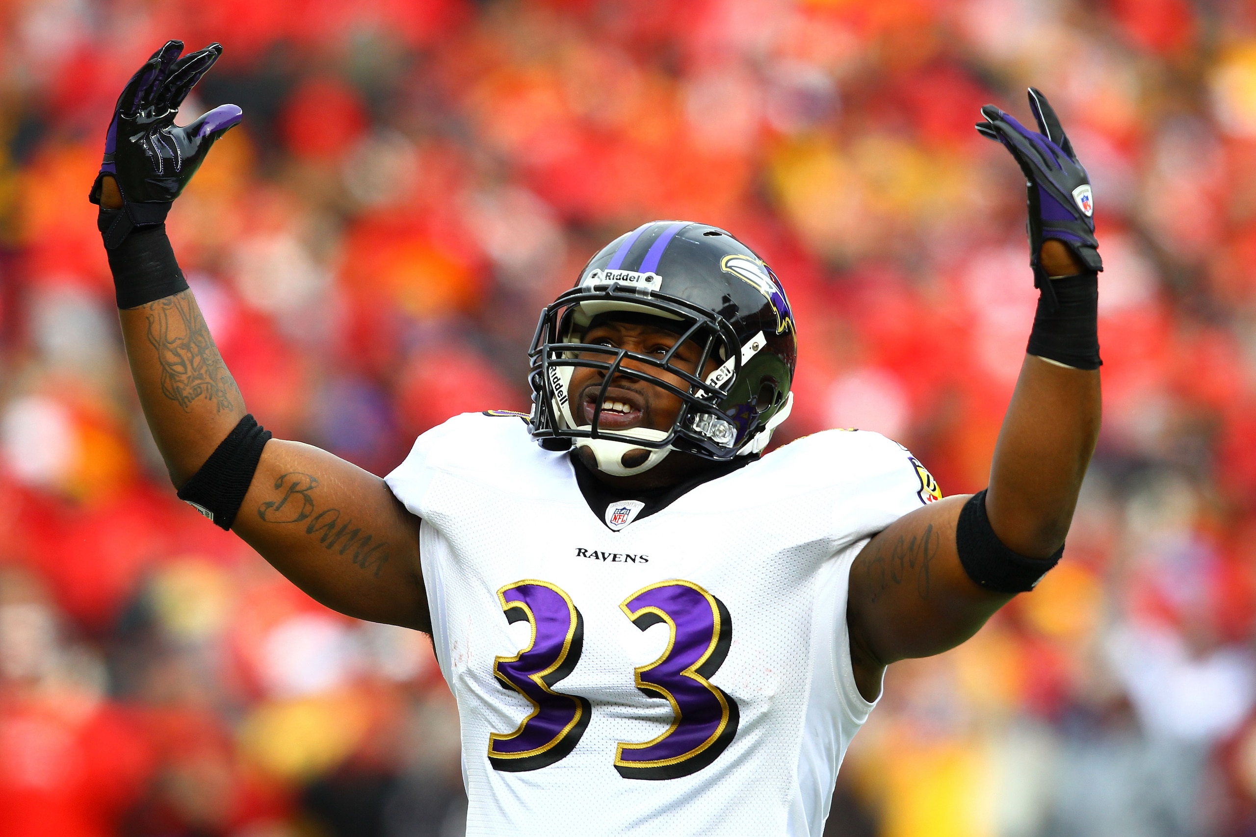 KANSAS CITY, MO - JANUARY 09: Fullback Le'Ron McClain #33 of the Baltimore Ravens reacts to the crowd prior to playing the Kansas City Chiefs in their 2011 AFC wild card playoff game at Arrowhead Stadium on January 9, 2011 in Kansas City, Missouri. (Pho KANSAS CITY, MO - JANUARY 09: Fullback Le'Ron McClain #33 of the Baltimore Ravens reacts to the crowd prior to playing the Kansas City Chiefs in their 2011 AFC wild card playoff game at Arrowhead Stadium on January 9, 2011 in Kansas City, Missouri. (Pho