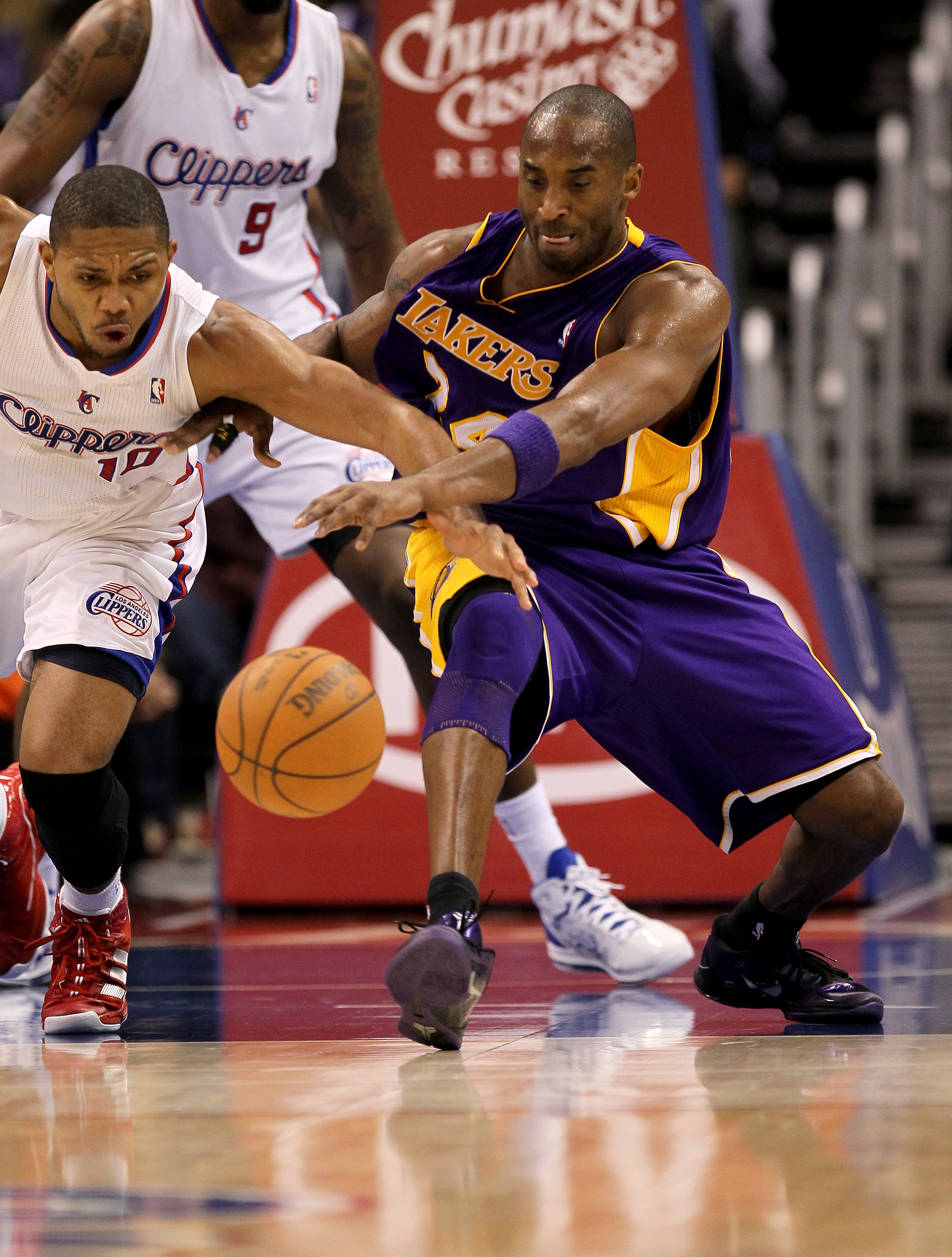 LOS ANGELES, CA - DECEMBER 08:  Kobe Bryant #24 of the Los Angeles Lakers battles to control a loose ball against Eric Gordon #10 of the Los Angeles Clippers at Staples Center on December 8, 2010 in Los Angeles, California.  The Lakers won 87-86.  NOTE TO