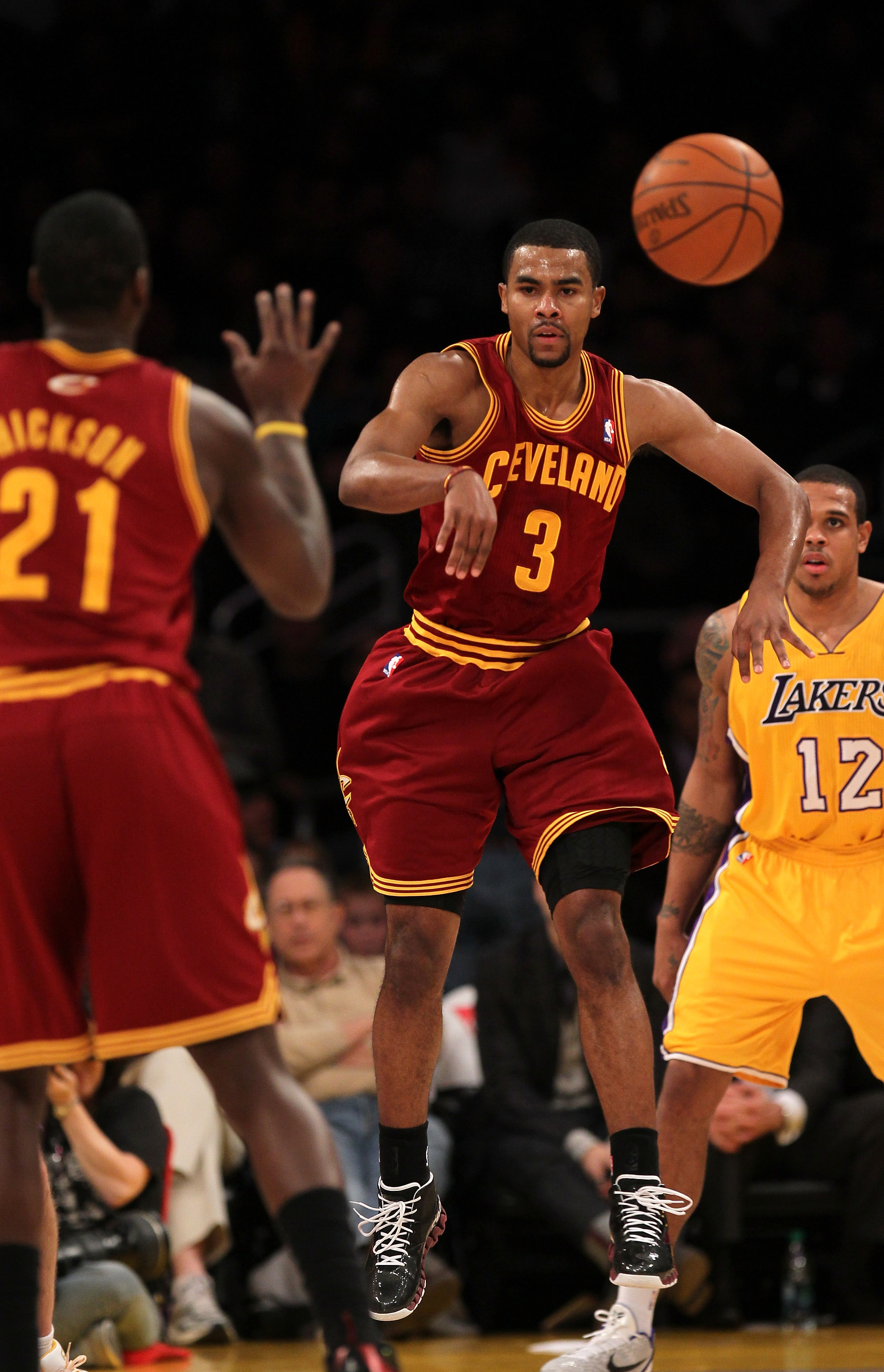 LOS ANGELES, CA - JANUARY 11:  Ramon Sessions #3 of the Cleveland Cavaliers throws a pass to J.J. Hickson #21 in the game against the Los Angeles Lakers at Staples Center on January 11, 2011 in Los Angeles, California.   NOTE TO USER: User expressly ackno