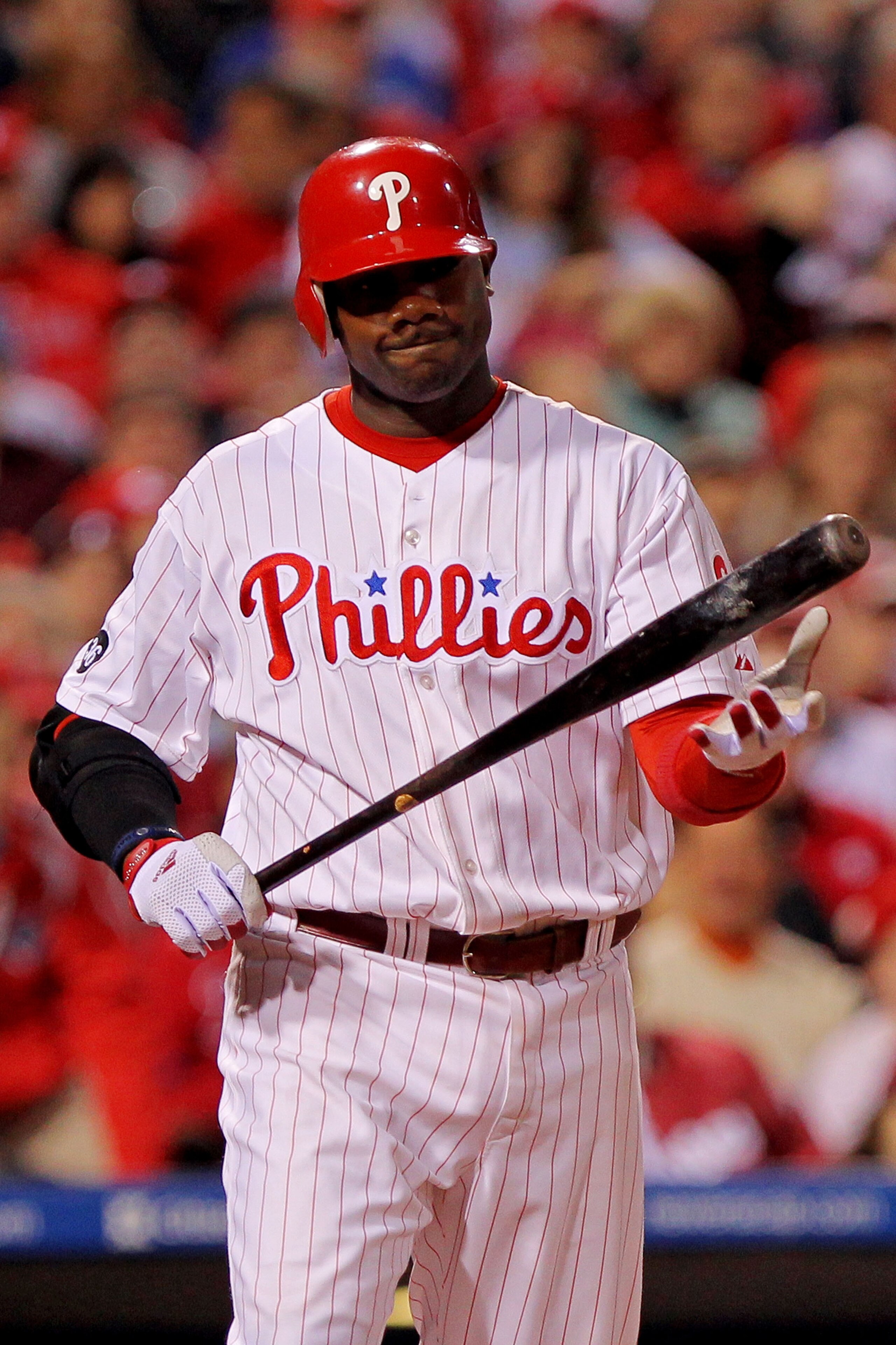 PHILADELPHIA - OCTOBER 23:  Ryan Howard #6 of the Philadelphia Phillies reacts after striking out against the San Francisco Giants in Game Six of the NLCS during the 2010 MLB Playoffs at Citizens Bank Park on October 23, 2010 in Philadelphia, Pennsylvania