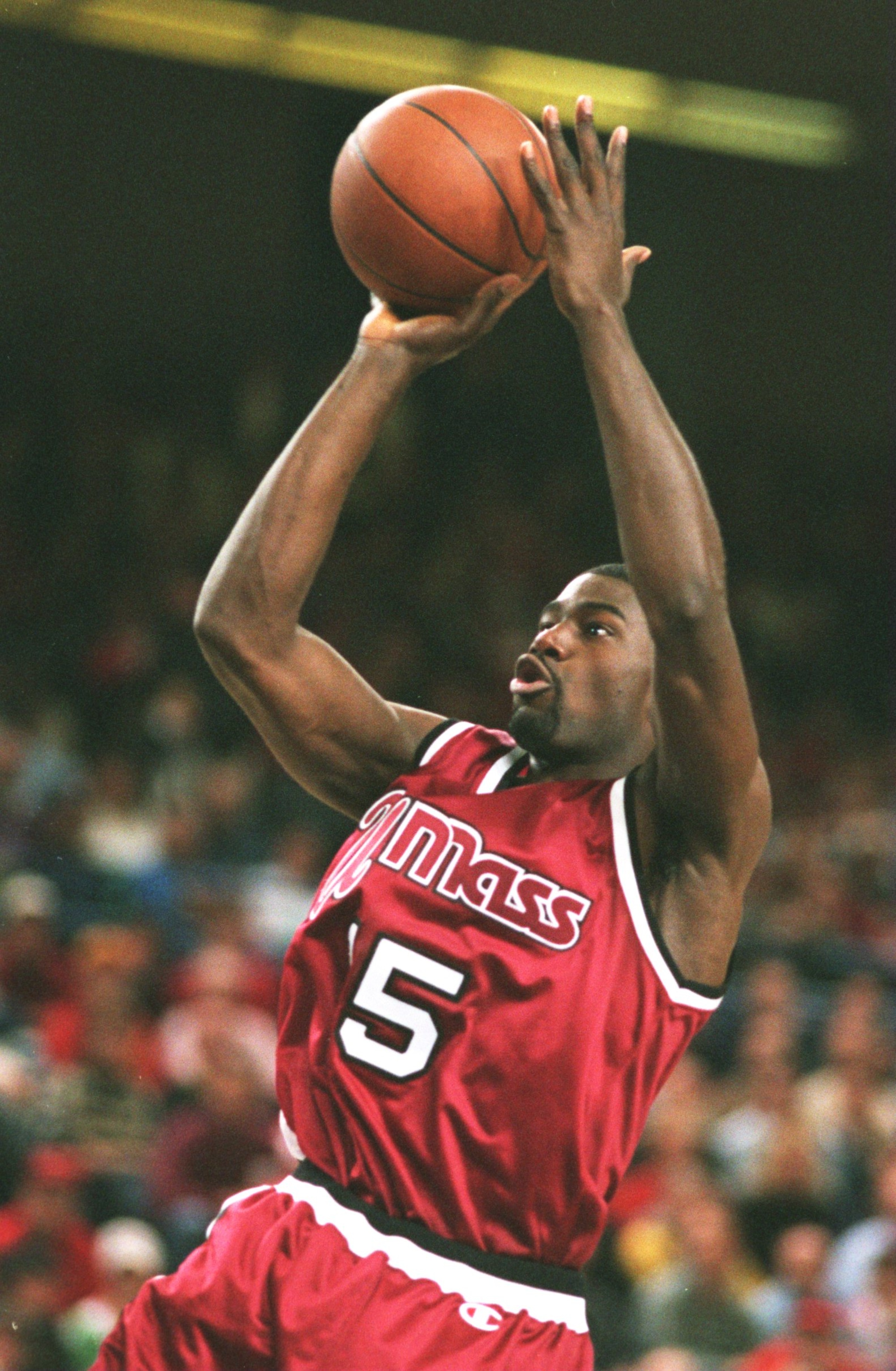 10 DEC 1994:  LOU ROE OF UMASS SHOOTS A FADE-AWAY JUMPER DURING A 85-74 WIN OVER MARYLAND AT COLLEGE PARK, MARYLAND. Mandatory Credit: Doug Pensinger/ALLSPORT