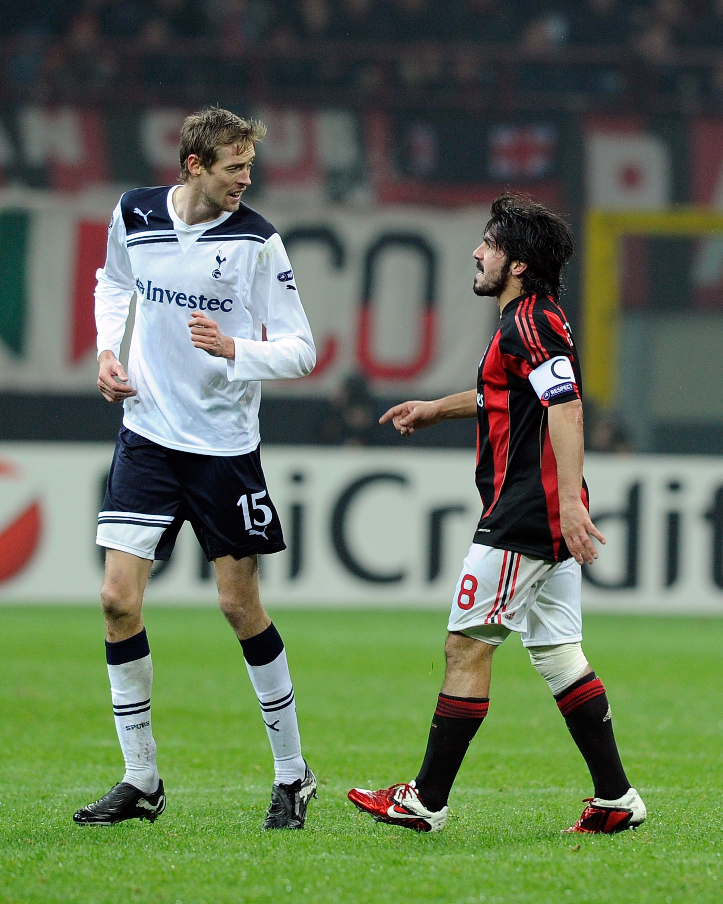 MILAN, ITALY - FEBRUARY 15:  Gennaro Gattuso of AC Milan and Peter Crouch of Tottenham Hotspur during the UEFA Champions League round of 16 first leg match between AC Milan and Tottenham Hotspur at Stadio Giuseppe Meazza on February 15, 2011 in Milan, Ita