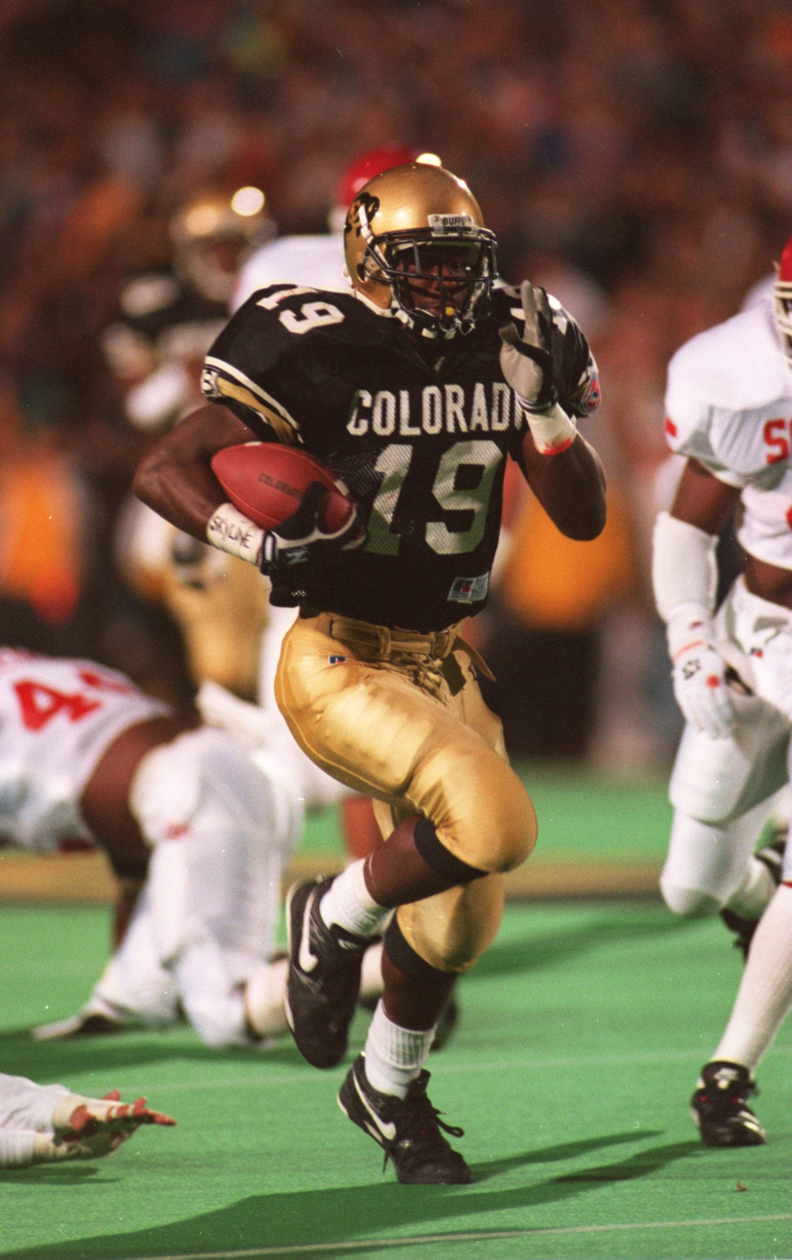 15 Oct 1994: RASHAAN SALAAM OF COLORADO ON A RUN DURING THE 45-7 WIN OVER OKLAHOMA AT FOLSOM FIELD IN BOULDER, COLORADO.