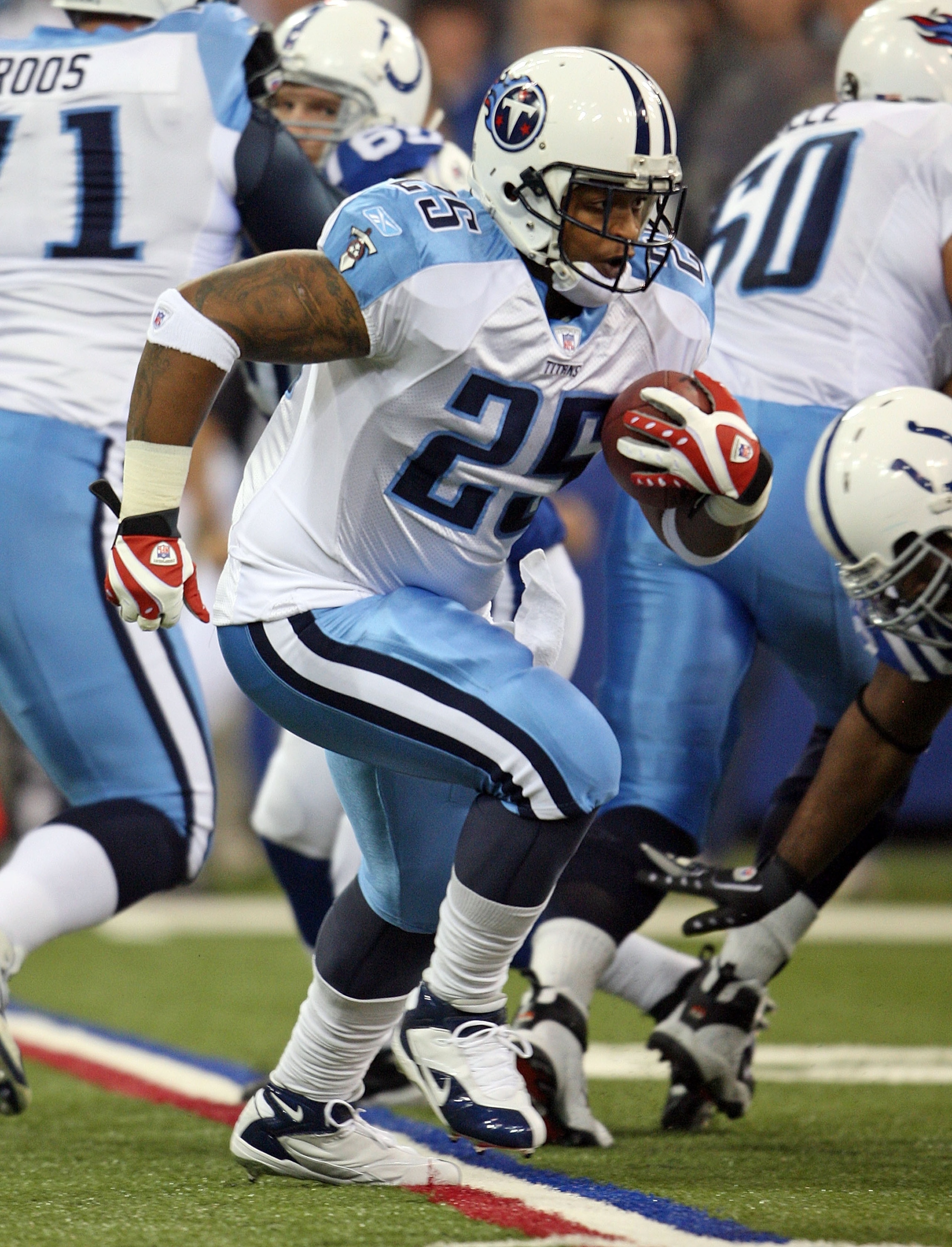 INDIANAPOLIS - DECEMBER 30:  LenDale White #25 of the Tennessee Titans runs with the ball during the NFL game against the Indianapolis Colts on December 30, 2007 at the RCA Dome in Indianapolis, Indiana.  (Photo by Andy Lyons/Getty Images)