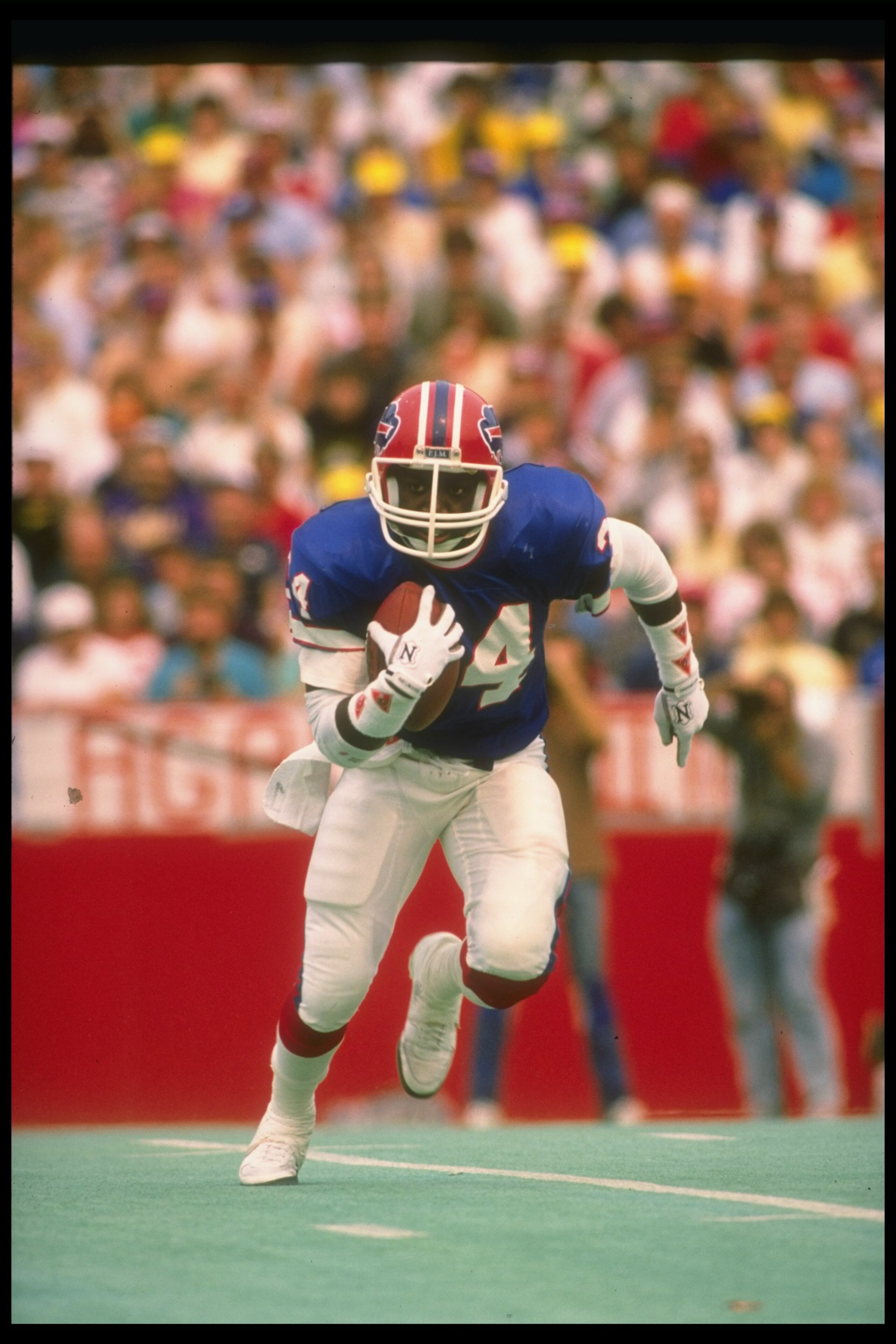 1990:  Running back Thurman Thomas of the Buffalo Bills runs with the ball during a game. Mandatory Credit: Rick Stewart  /Allsport