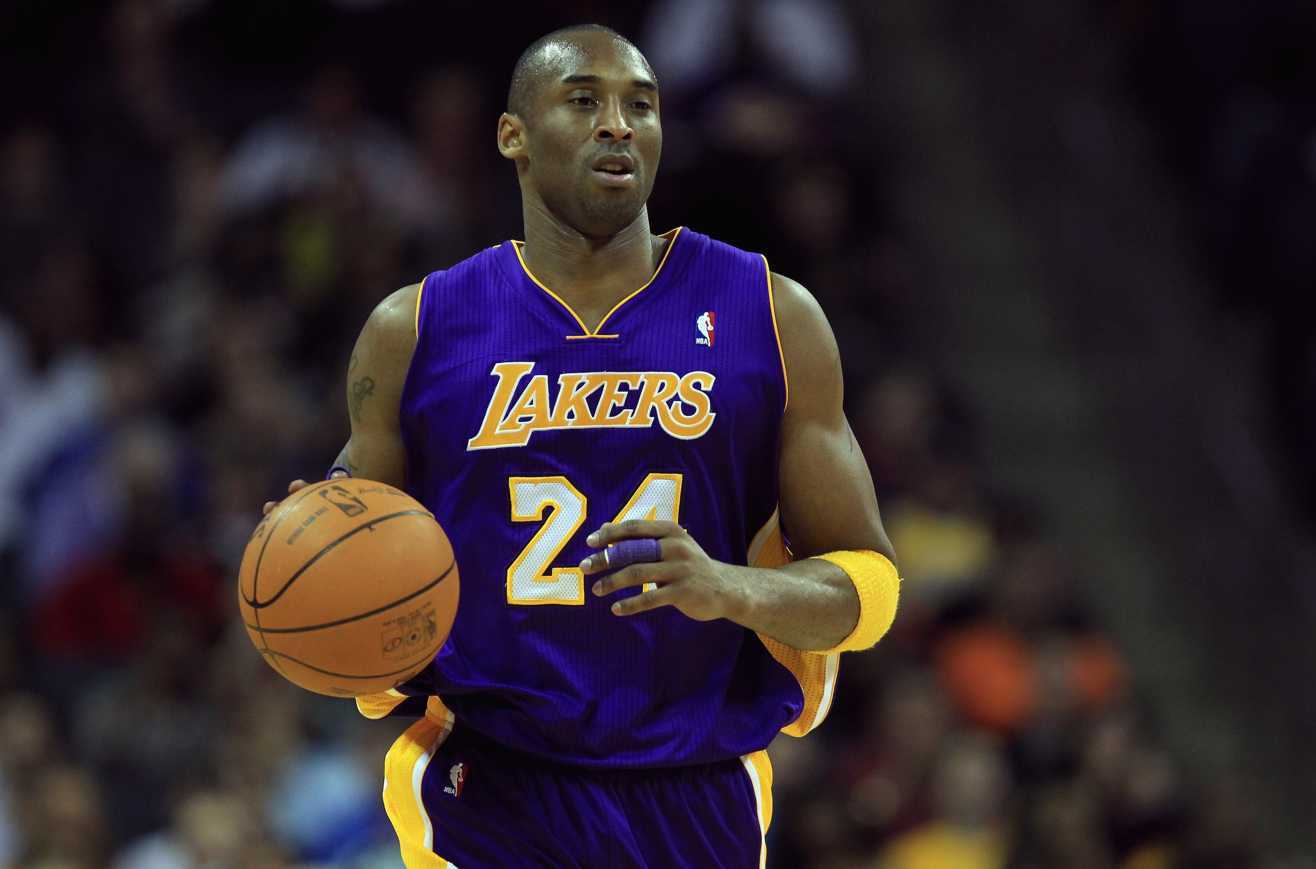 CHARLOTTE, NC - FEBRUARY 14:  Kobe Bryant #24 of the Los Angeles Lakers dribbles the ball up the court against the Charlotte Bobcats during their game at Time Warner Cable Arena on February 14, 2011 in Charlotte, North Carolina. NOTE TO USER: User express