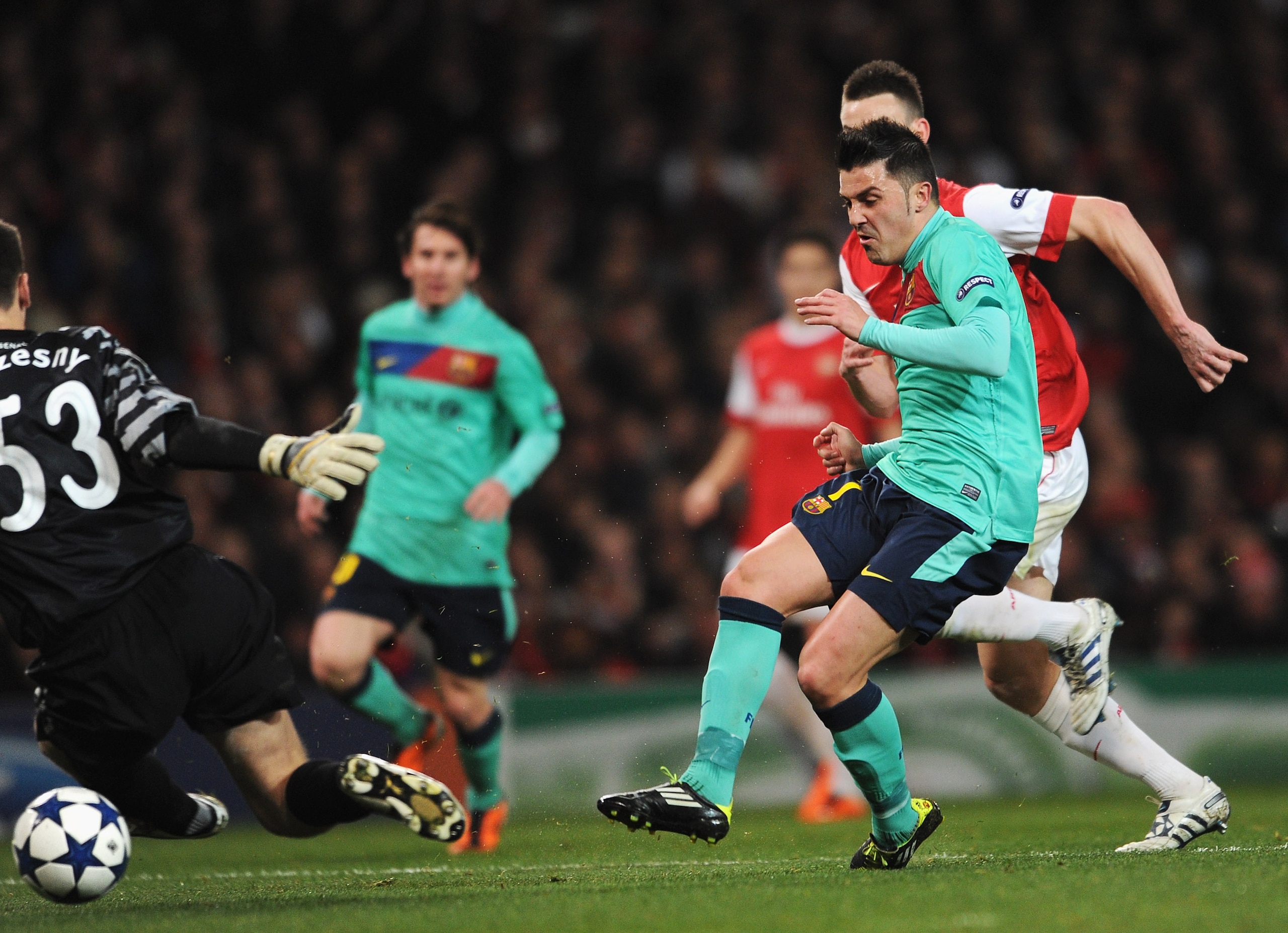 LONDON, ENGLAND - FEBRUARY 16:  David Villa of Barcelona scores the opening goal during the UEFA Champions League round of 16 first leg match between Arsenal and Barcelona at the Emirates Stadium on February 16, 2011 in London, England.  (Photo by Jasper