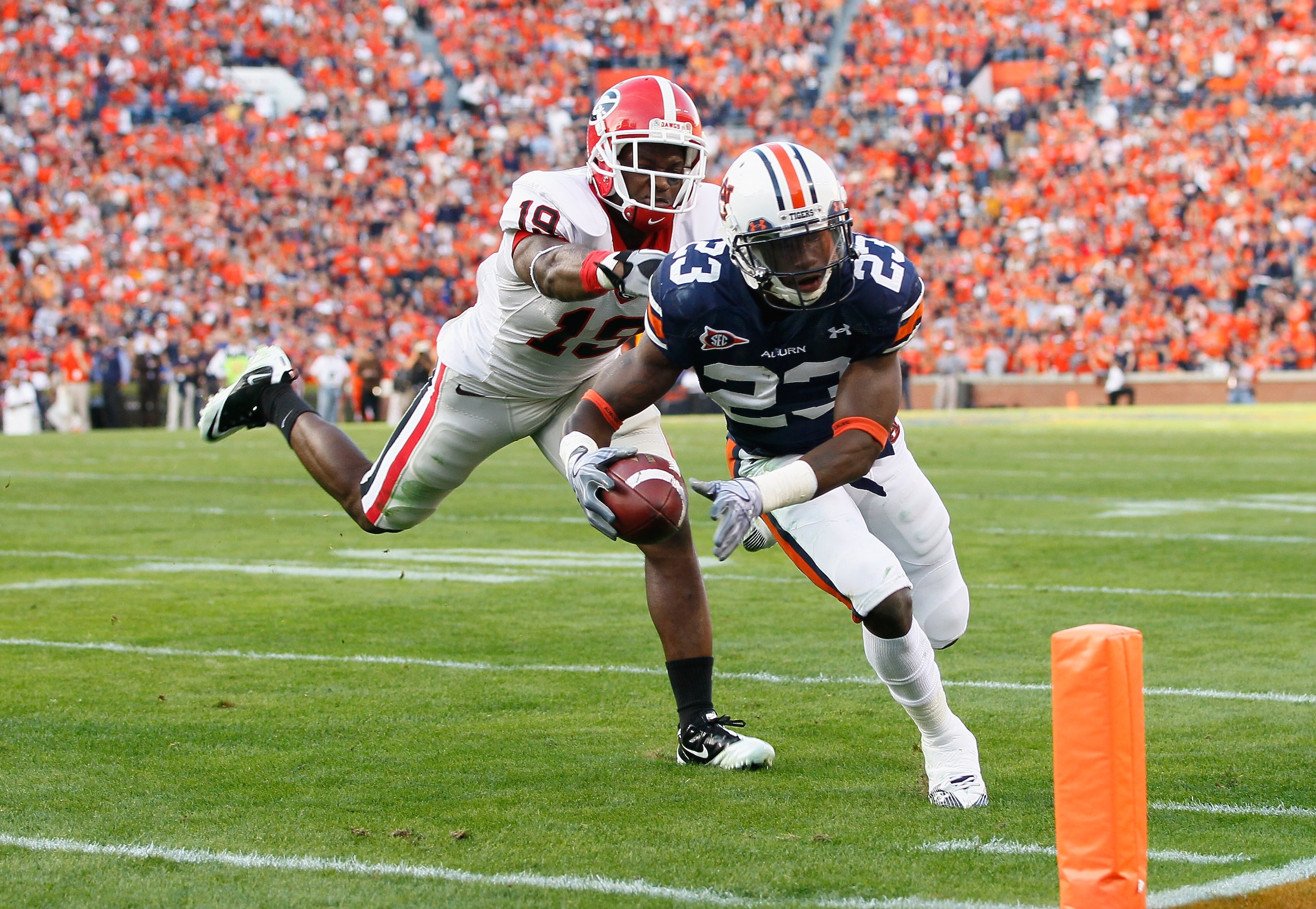 AUBURN, AL - NOVEMBER 13:  Onterio McCalebb #23 of the Auburn Tigers against Sanders Commings #19 of the Georgia Bulldogs at Jordan-Hare Stadium on November 13, 2010 in Auburn, Alabama.  (Photo by Kevin C. Cox/Getty Images)