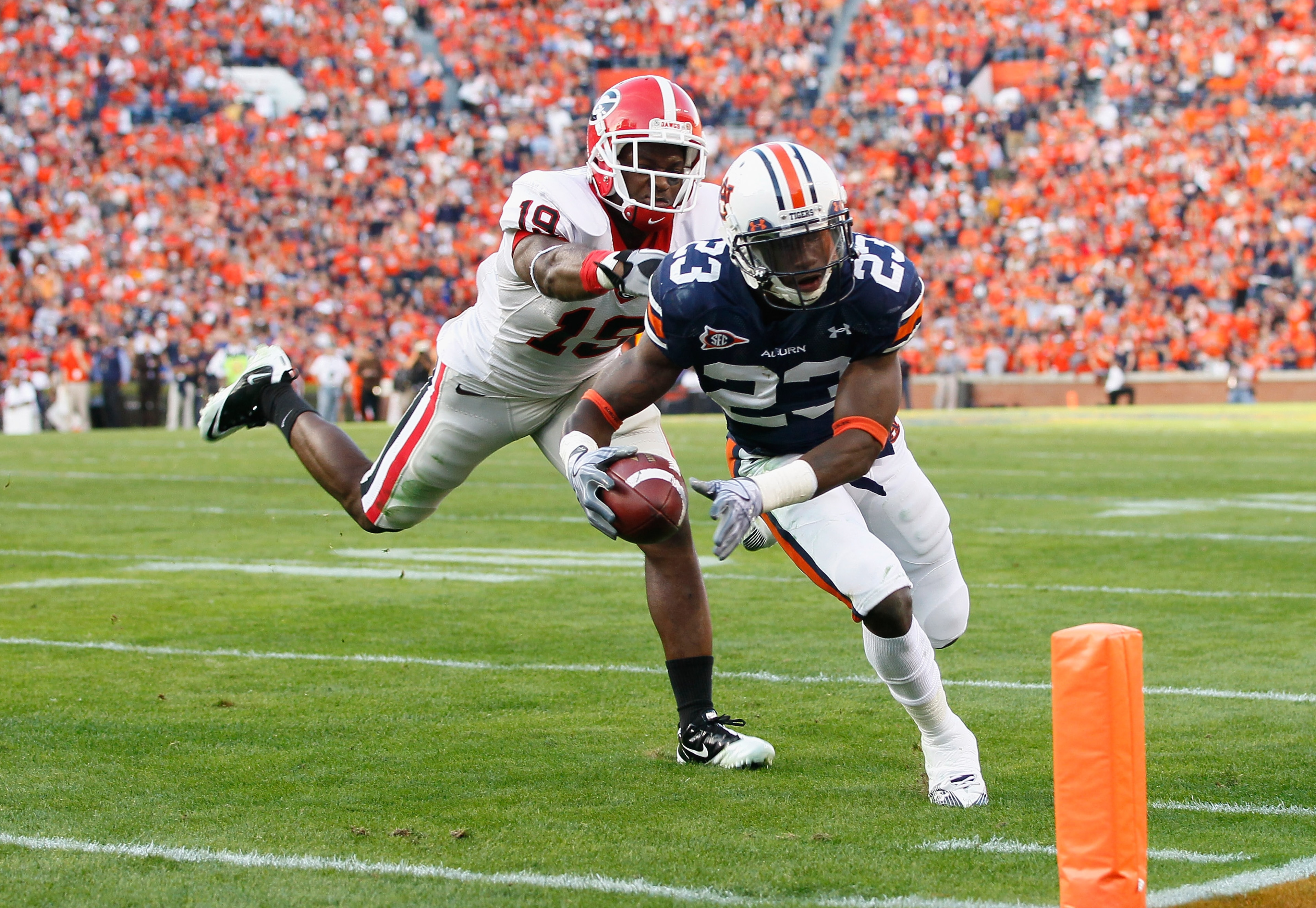 AUBURN, AL - NOVEMBER 13: Onterio McCalebb #23 of the Auburn Tigers against Sanders Commings #19 of the Georgia Bulldogs at Jordan-Hare Stadium on November 13, 2010 in Auburn, Alabama. (Photo by Kevin C. Cox/Getty Images) AUBURN, AL - NOVEMBER 13: Onterio McCalebb #23 of the Auburn Tigers against Sanders Commings #19 of the Georgia Bulldogs at Jordan-Hare Stadium on November 13, 2010 in Auburn, Alabama. (Photo by Kevin C. Cox/Getty Images)