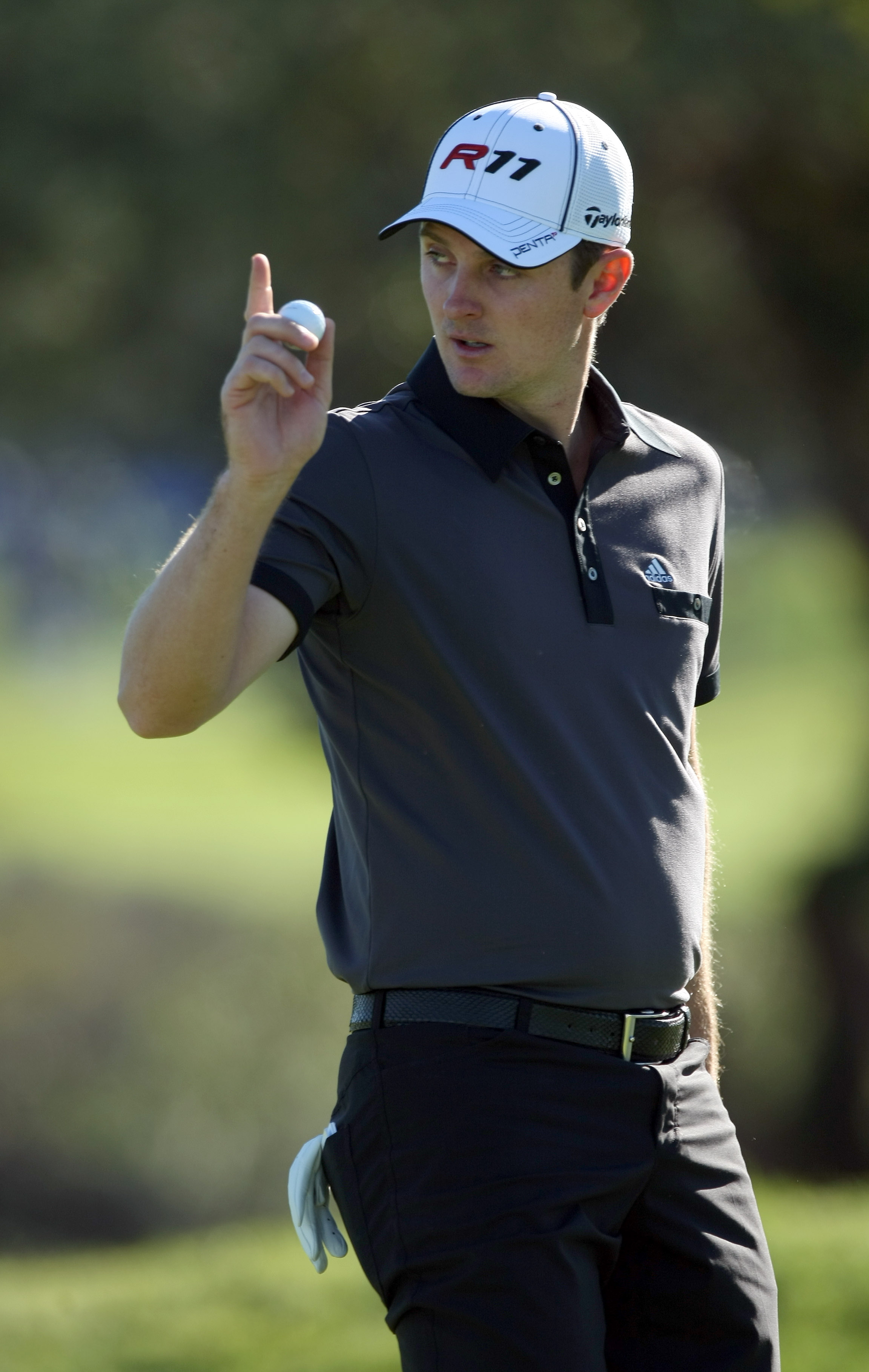 LA JOLLA, CA - JANUARY 28:  Justin Rose of England waves after his putt on the12th hole during the second round of the Farmers Insurance Open at Torrey Pines on January 28, 2011 in La Jolla, California. (Photo by Donald Miralle/Getty Images)