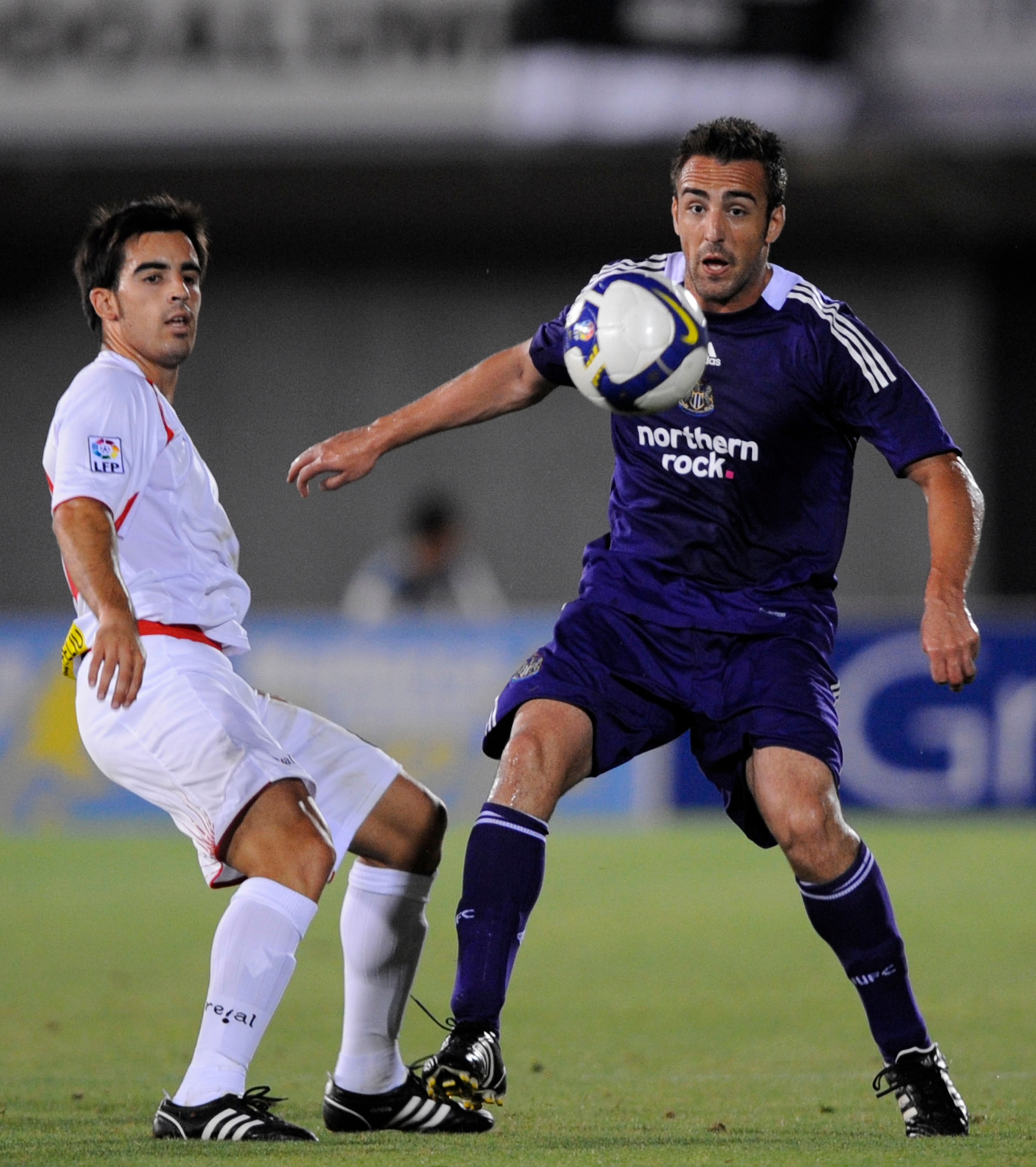 PALMA DE MALLORCA, SPAIN - AUGUST 03: Jose Enrique Sanchez (R) of Newcastle United controls the ball beside Jose Manuel Jurado of Mallorca during the pre season friendly match between Mallorca and Newcastle United at the Ono stadium on August 3, 2008 in P