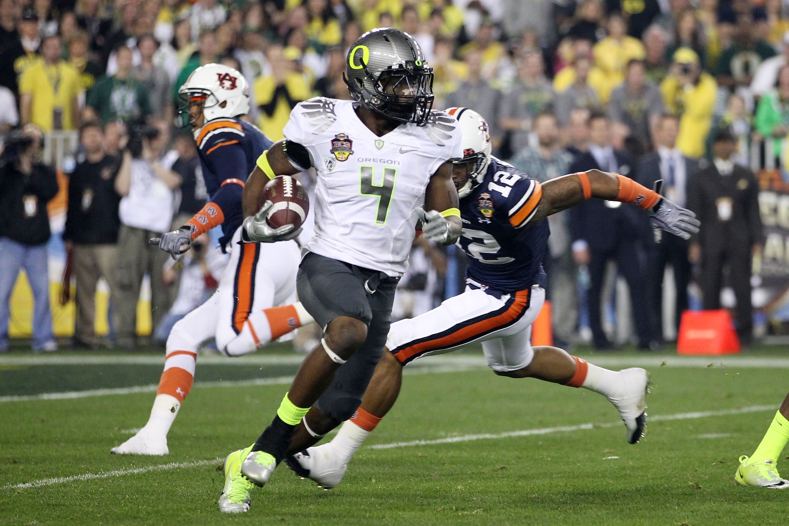 GLENDALE, AZ - JANUARY 10: Josh Huff #4 of the Oregon Ducks runs down field against the Auburn Tigers during the Tostitos BCS National Championship Game at University of Phoenix Stadium on January 10, 2011 in Glendale, Arizona. (Photo by Christian Peter GLENDALE, AZ - JANUARY 10: Josh Huff #4 of the Oregon Ducks runs down field against the Auburn Tigers during the Tostitos BCS National Championship Game at University of Phoenix Stadium on January 10, 2011 in Glendale, Arizona. (Photo by Christian Peter