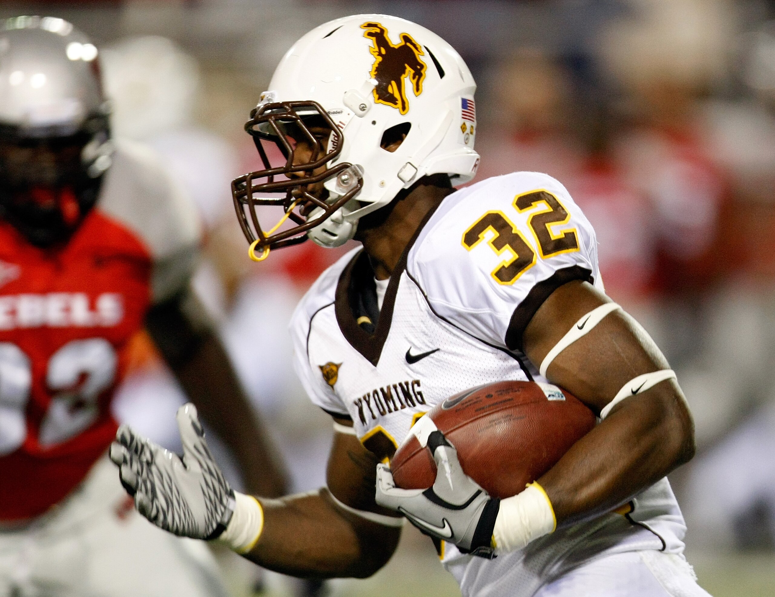LAS VEGAS - NOVEMBER 13: Alvester Alexander #32 of the Wyoming Cowboys runs for a 72-yard touchdown against the UNLV Rebels during their game at Sam Boyd Stadium November 13, 2010 in Las Vegas, Nevada. (Photo by Ethan Miller/Getty Images) LAS VEGAS - NOVEMBER 13: Alvester Alexander #32 of the Wyoming Cowboys runs for a 72-yard touchdown against the UNLV Rebels during their game at Sam Boyd Stadium November 13, 2010 in Las Vegas, Nevada. (Photo by Ethan Miller/Getty Images)