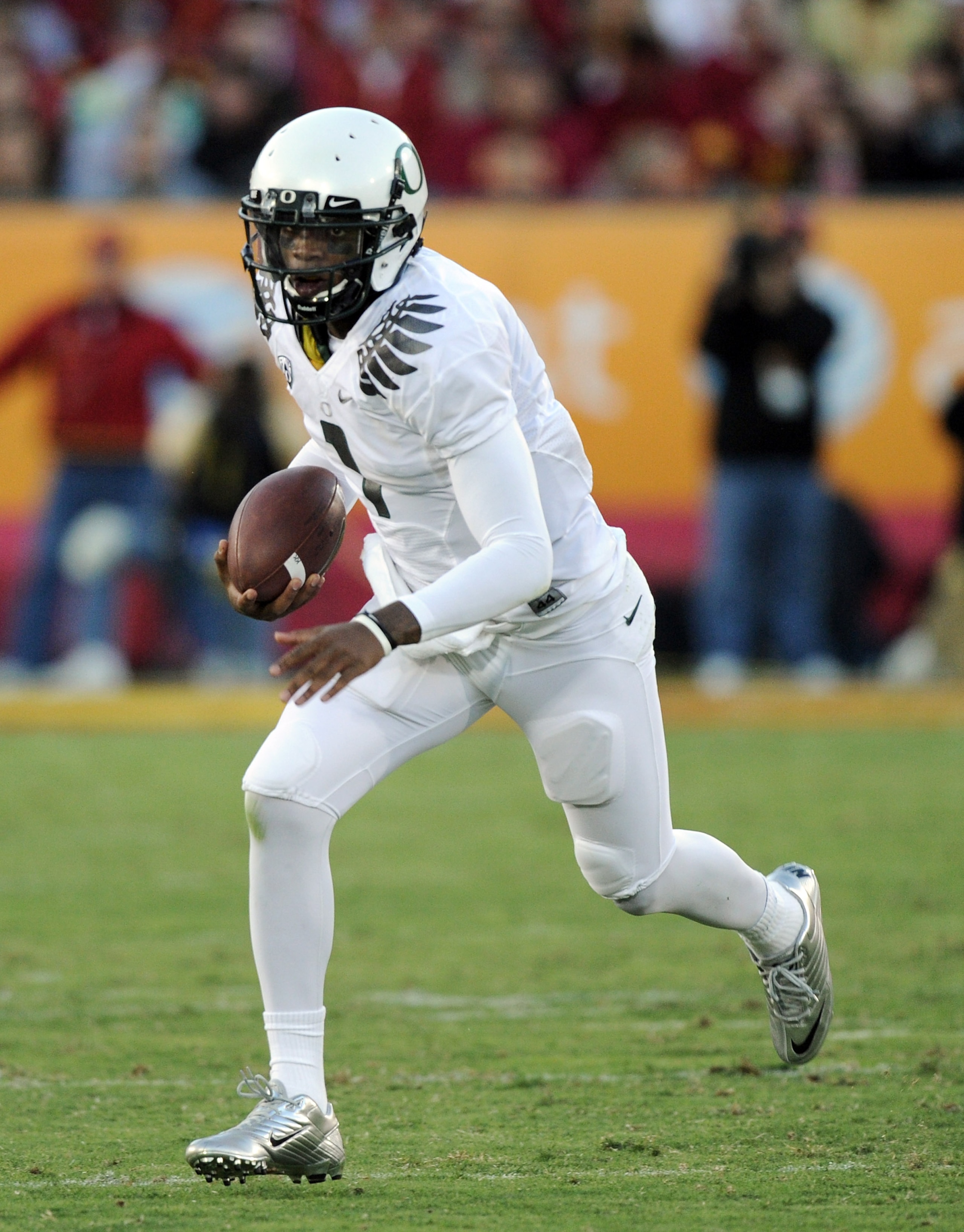 LOS ANGELES, CA - OCTOBER 30: Darron Thomas #1 of the Oregon Ducks runs from the pocket against the USC Trojans during the first quarter at Los Angeles Memorial Coliseum on October 30, 2010 in Los Angeles, California. (Photo by Harry How/Getty Images) LOS ANGELES, CA - OCTOBER 30: Darron Thomas #1 of the Oregon Ducks runs from the pocket against the USC Trojans during the first quarter at Los Angeles Memorial Coliseum on October 30, 2010 in Los Angeles, California. (Photo by Harry How/Getty Images)