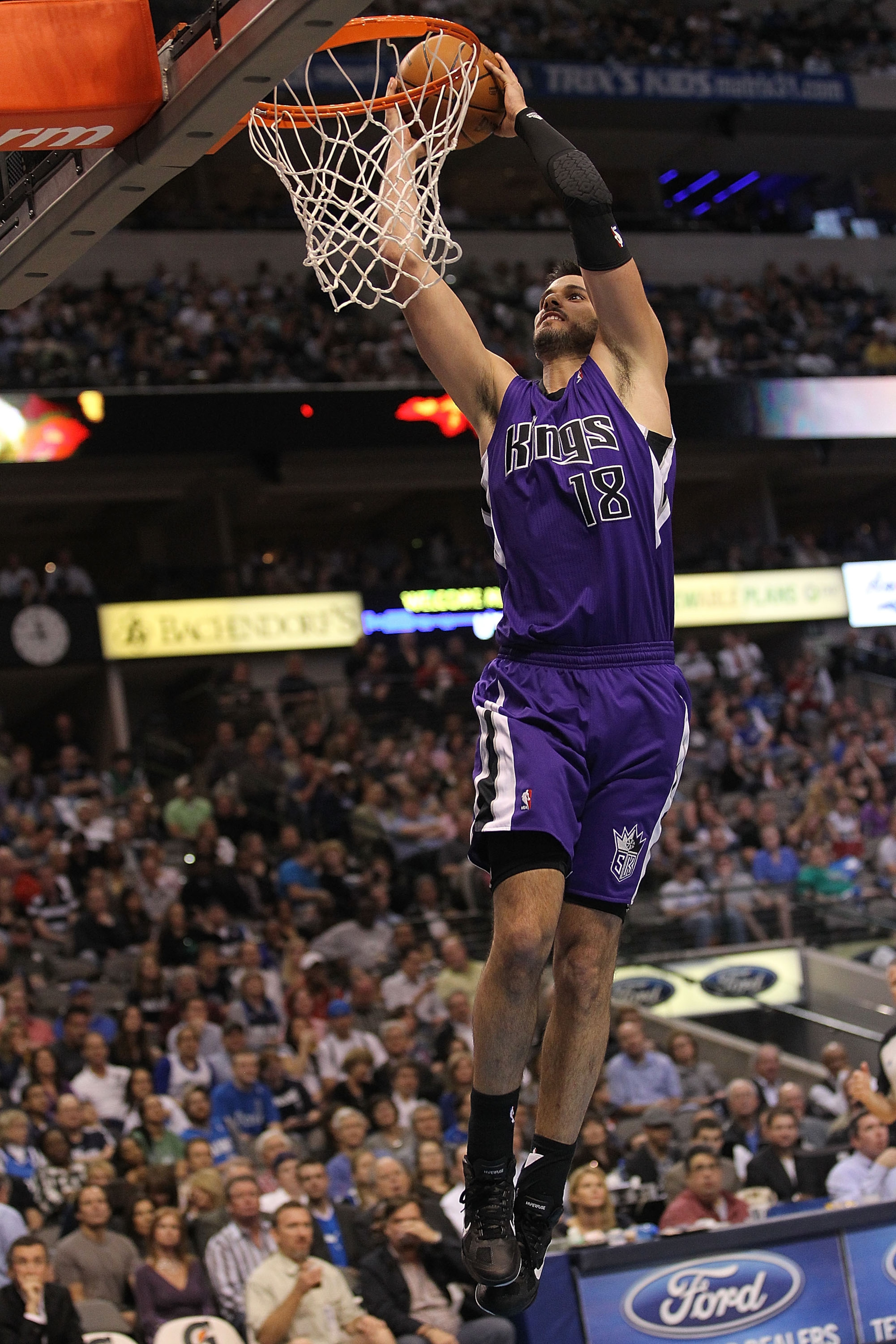 DALLAS, TX - FEBRUARY 16:  Forward Omri Casspi #18 of the Sacramento Kings makes the slam dunk against the Dallas Mavericks at American Airlines Center on February 16, 2011 in Dallas, Texas.  NOTE TO USER: User expressly acknowledges and agrees that, by d