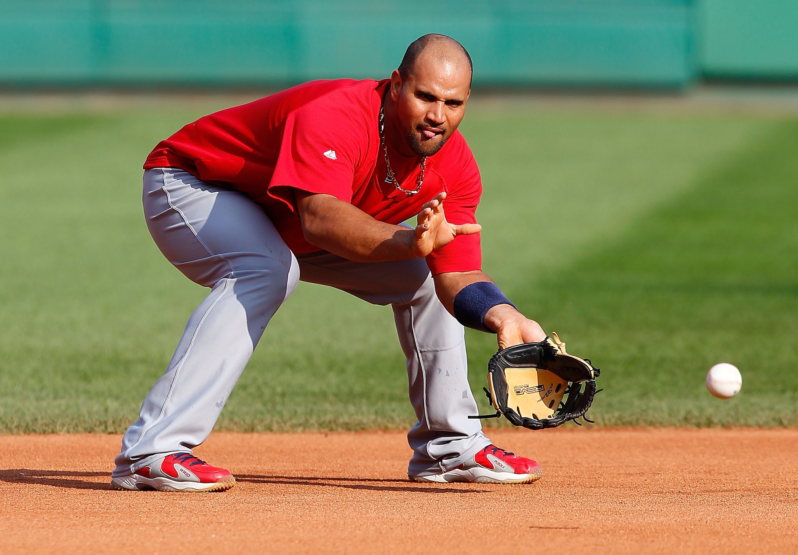 PITTSBURGH - AUGUST 25:  Albert Pujols #5 of the St. Louis Cardinals warms up prior to the game against the Pittsburgh Pirates on August 25, 2010 at PNC Park in Pittsburgh, Pennsylvania.  (Photo by Jared Wickerham/Getty Images)