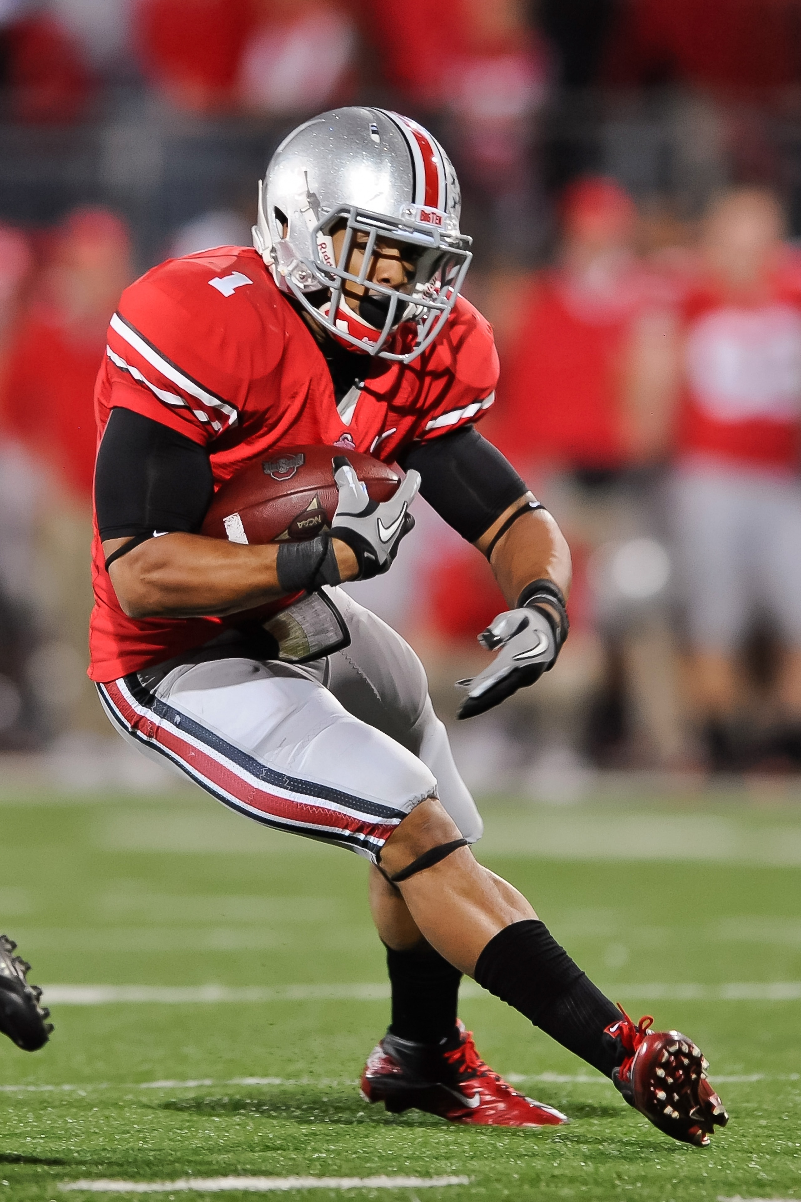 COLUMBUS, OH - NOVEMBER 13:  Dan Herron #1 of the Ohio State Buckeyes runs with the ball against the Penn State Nittany Lions at Ohio Stadium on November 13, 2010 in Columbus, Ohio.  (Photo by Jamie Sabau/Getty Images)