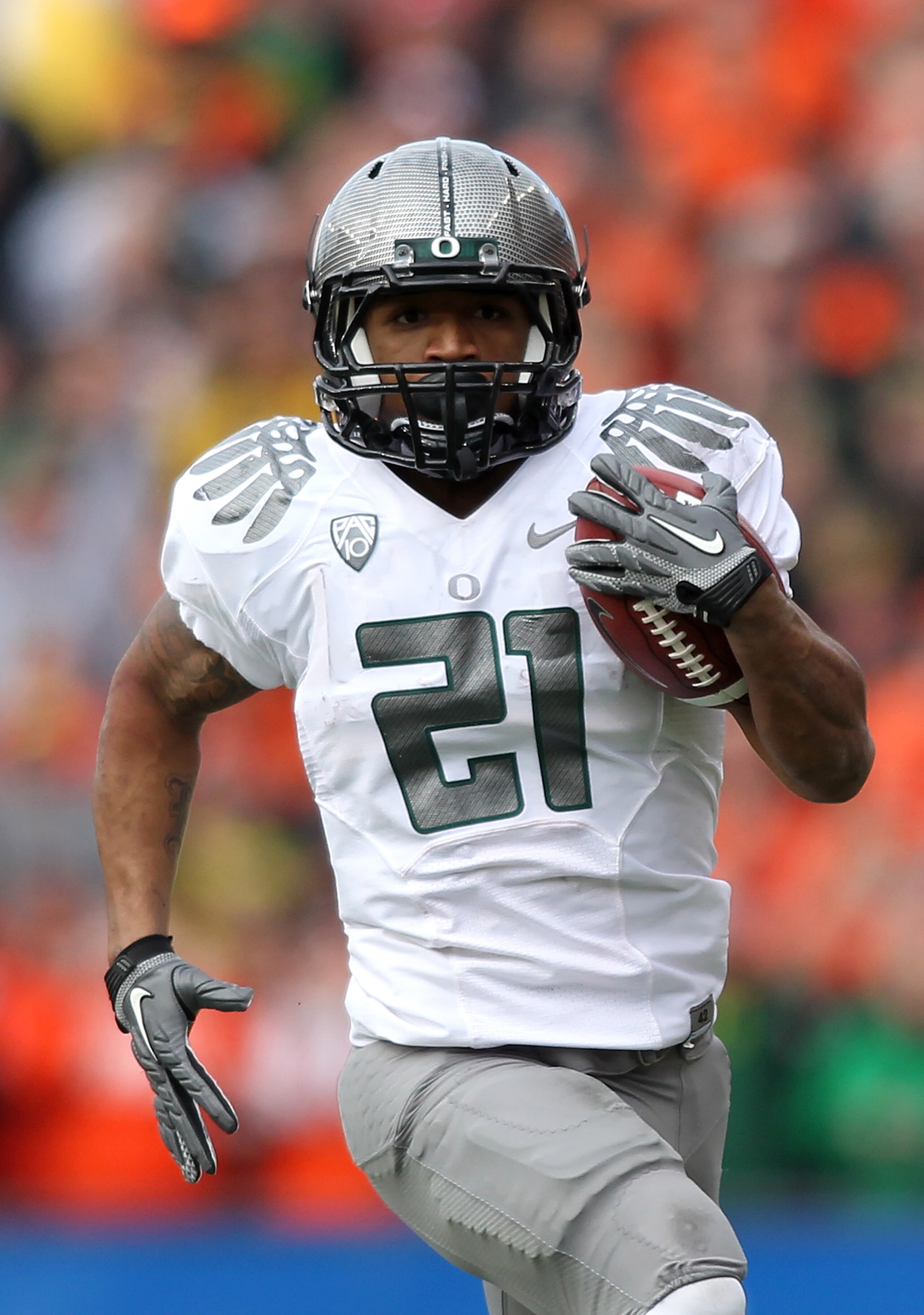 CORVALLIS, OR - DECEMBER 04:  LaMichael James #21 of the Oregon Ducks runs te ball against  the Oregon State Beavers during the 114th Civil War on December 4, 2010 at the Reser Stadium in Corvallis, Oregon.  (Photo by Jonathan Ferrey/Getty Images)
