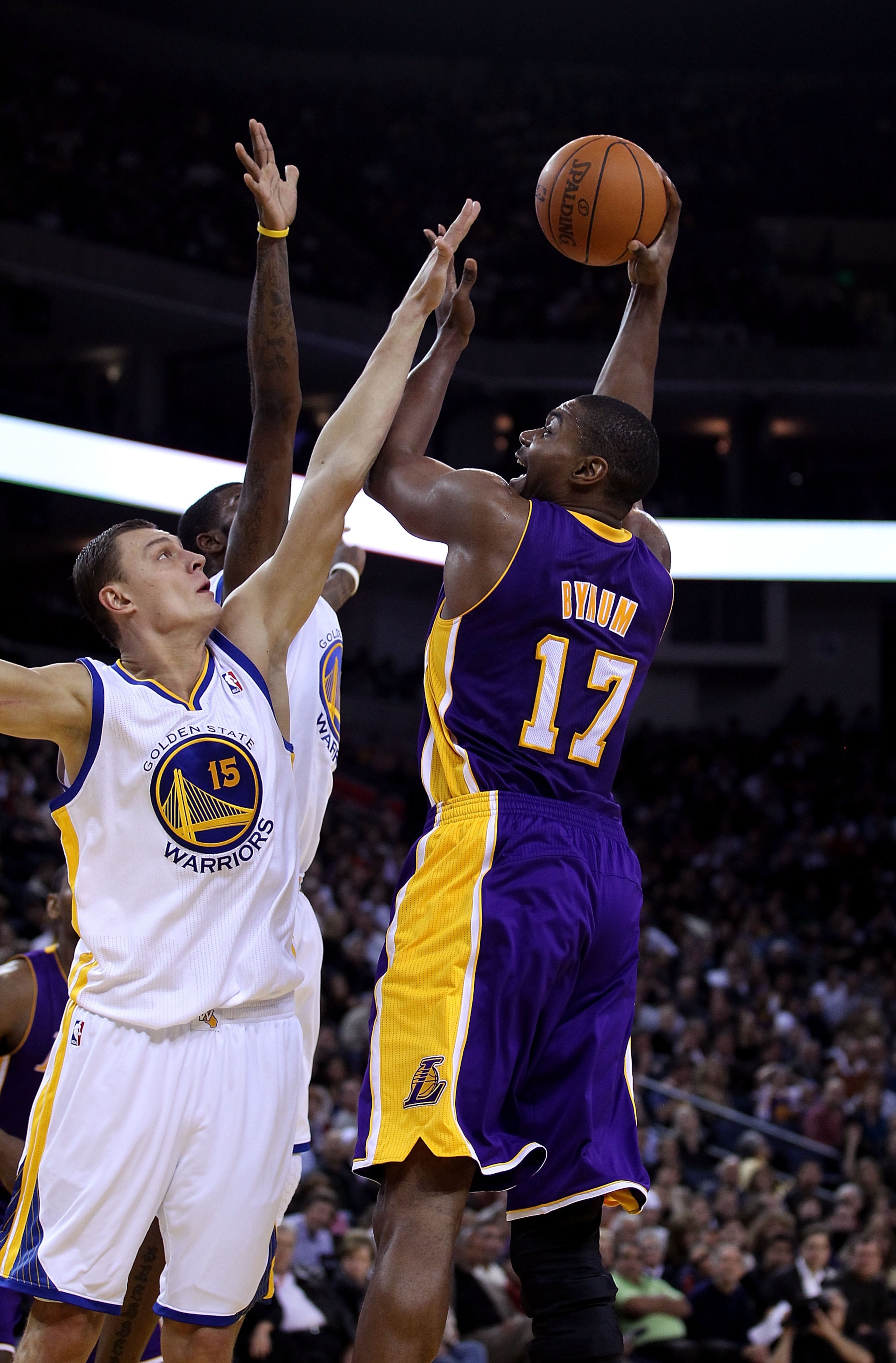 OAKLAND, CA - JANUARY 12: Andrew Bynum #17 of the Los Angeles Lakers in action during their game against the Golden State Warriors at Oracle Arena on January 12, 2011 in Oakland, California. NOTE TO USER: User expressly acknowledges and agrees that, by d OAKLAND, CA - JANUARY 12: Andrew Bynum #17 of the Los Angeles Lakers in action during their game against the Golden State Warriors at Oracle Arena on January 12, 2011 in Oakland, California. NOTE TO USER: User expressly acknowledges and agrees that, by d