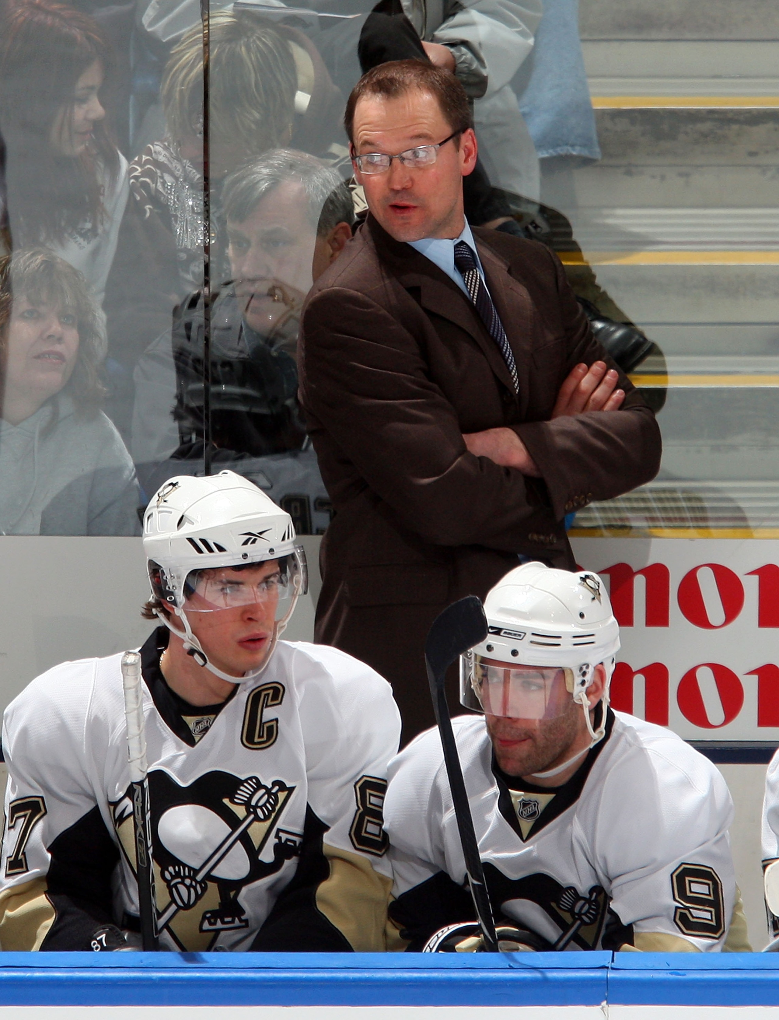 UNIONDALE, NY - FEBRUARY 16:  Interim head coach Dan Bylsma of the Pittsburgh Penguins looks on as his team plays against the New York Islanders on February 16, 2009 at Nassau Coliseum in Uniondale, New York.  (Photo by Jim McIsaac/Getty Images)