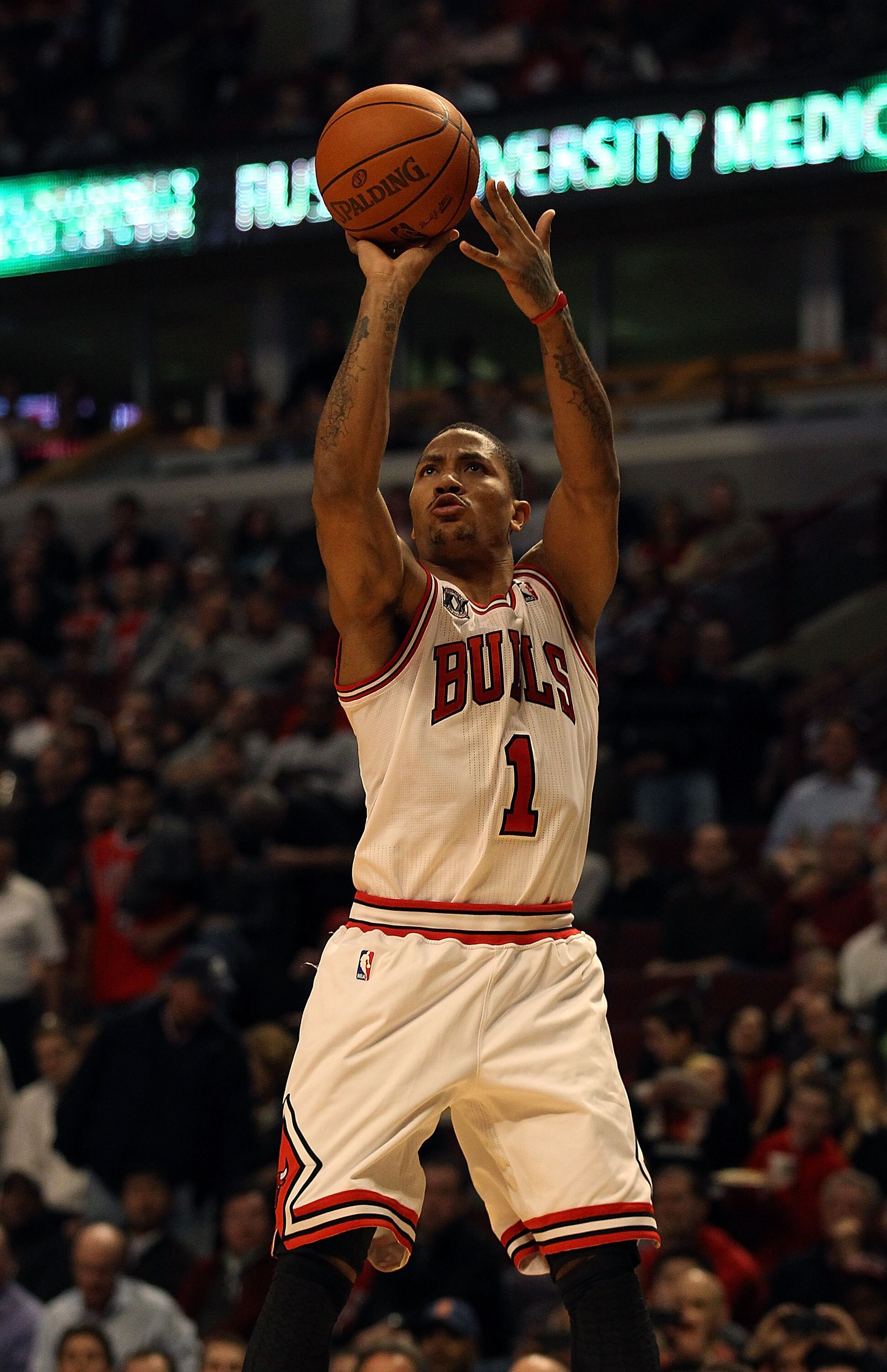 CHICAGO, IL - FEBRUARY 17: Derrick Rose #1 of the Chicago Bulls shoots the ball against the San Antonio Spurs on his way to a game and career high 42 points at the United Center on February 17, 2011 in Chicago, Illinois. The Bulls defeated the Spurs 109-9