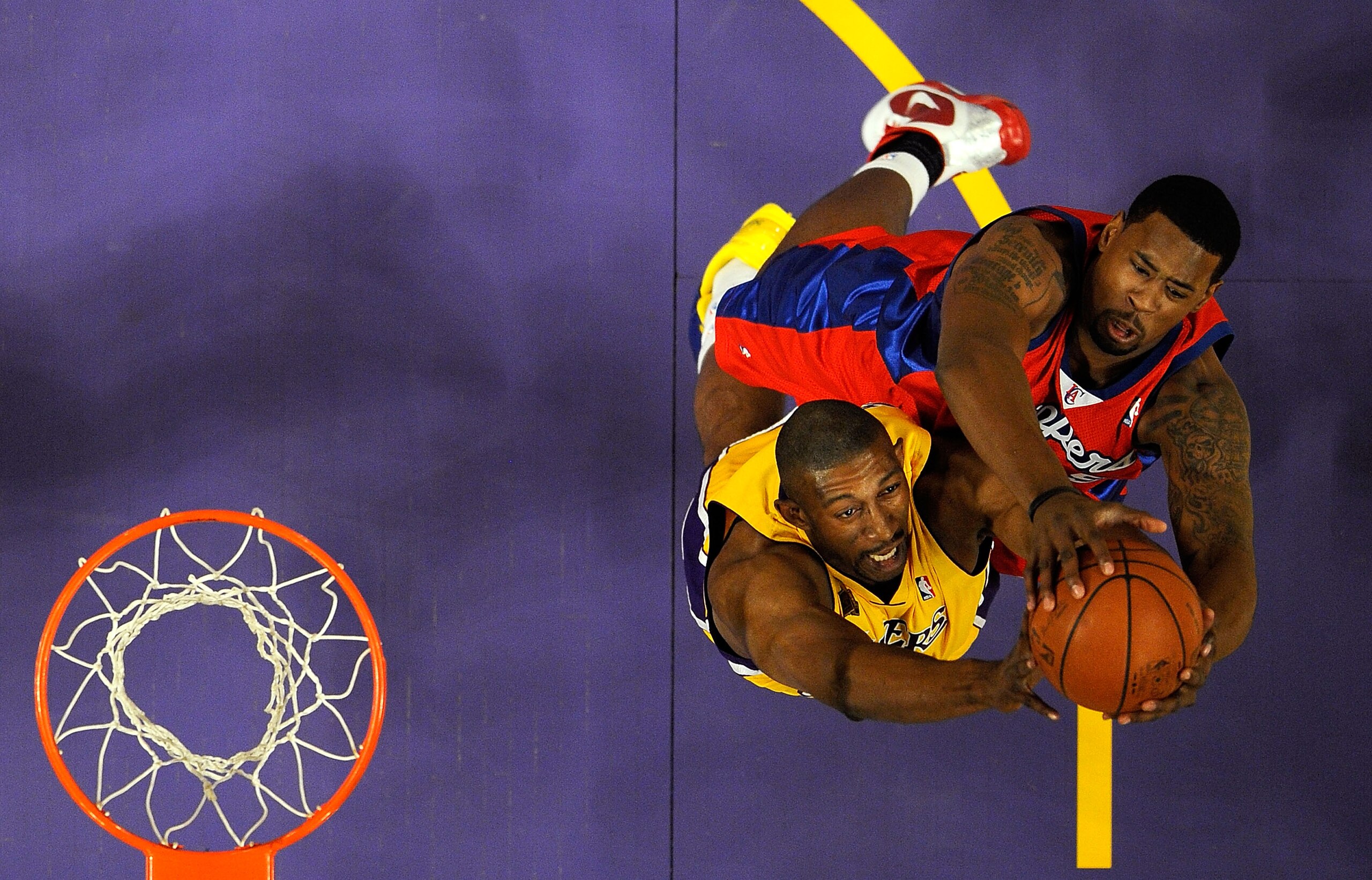 LOS ANGELES, CA - OCTOBER 27: DJ Mbenga #28 of the Los Angeles Lakers and DeAndre Jordan #9 of the Los Angeles Clippers go for the rebound during the season opening game at Staples Center on October 27, 2009 in Los Angeles, California. NOTE TO USER: Use LOS ANGELES, CA - OCTOBER 27: DJ Mbenga #28 of the Los Angeles Lakers and DeAndre Jordan #9 of the Los Angeles Clippers go for the rebound during the season opening game at Staples Center on October 27, 2009 in Los Angeles, California. NOTE TO USER: Use