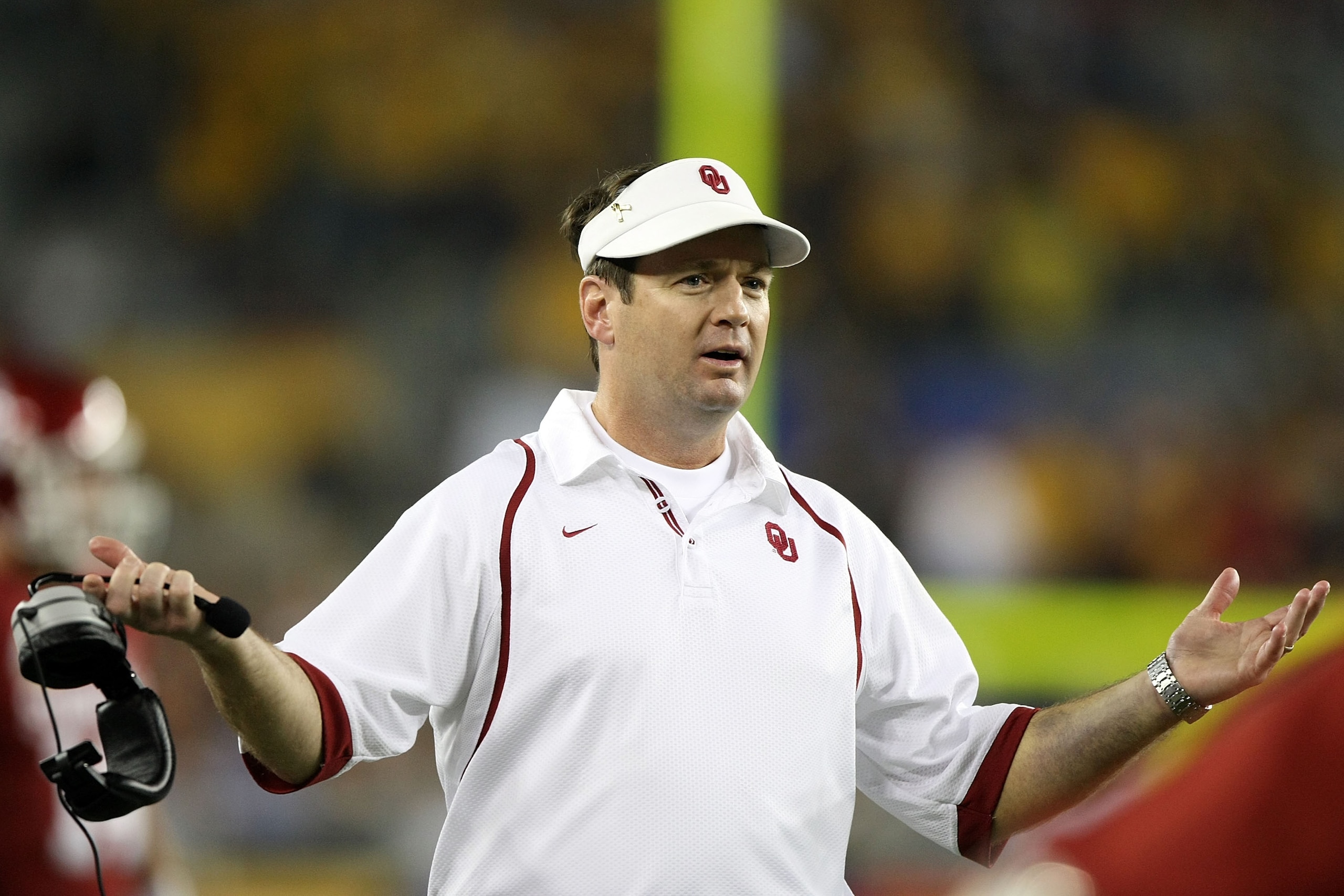 GLENDALE, AZ - JANUARY 02:  Head coach Bob Stoops of the Oklahoma Sooners reacts in the second half against the West Virginia Mountaineers at the Tostito's Fiesta Bowl at University of Phoenix Stadium January 2, 2008 in Glendale, Arizona.  (Photo by Jed J