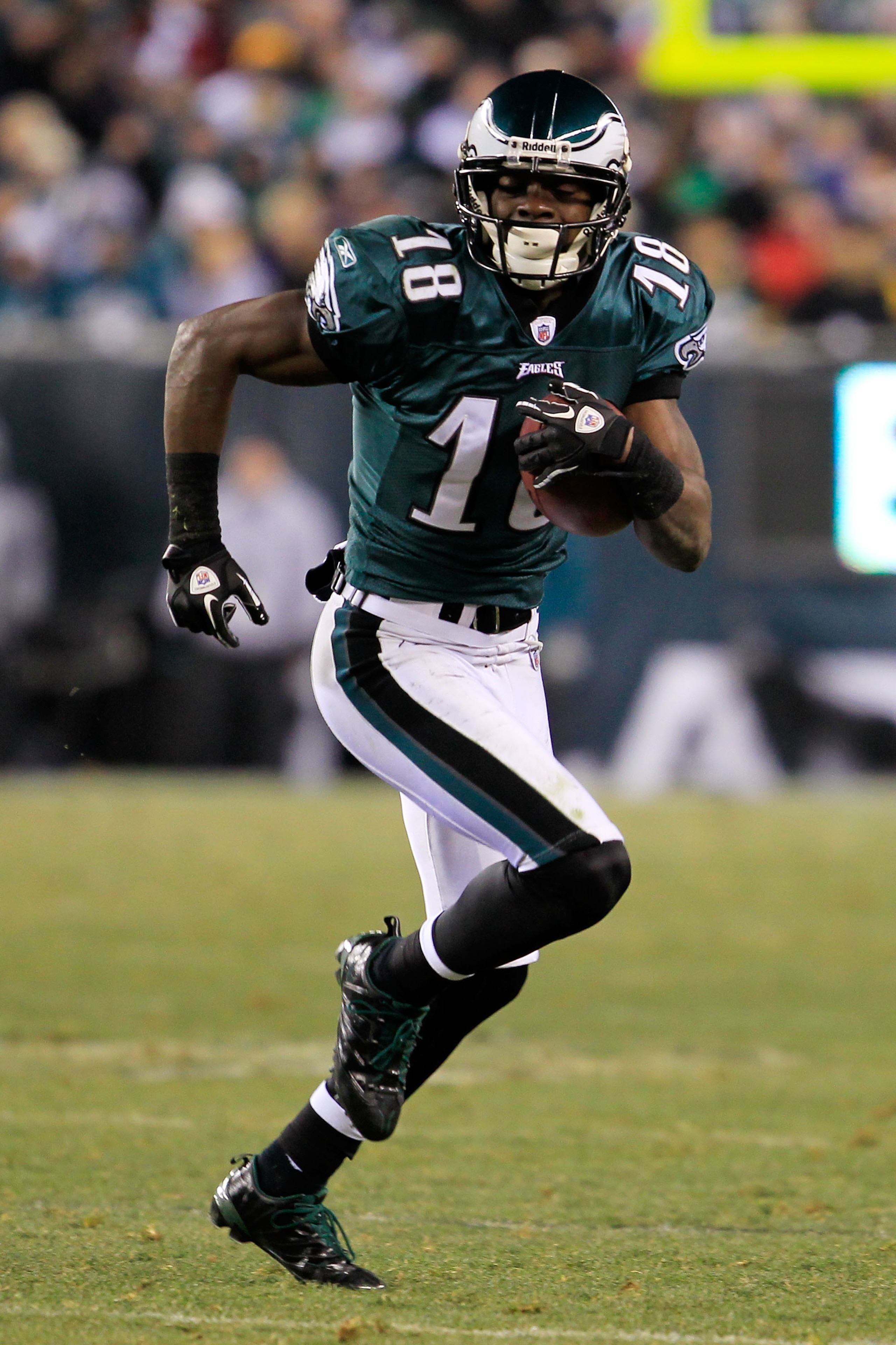 PHILADELPHIA, PA - JANUARY 09: Jeremy Maclin #18 of the Philadelphia Eagles runs down field against the Green Bay Packers during the 2011 NFC wild card playoff game at Lincoln Financial Field on January 9, 2011 in Philadelphia, Pennsylvania. (Photo by C PHILADELPHIA, PA - JANUARY 09: Jeremy Maclin #18 of the Philadelphia Eagles runs down field against the Green Bay Packers during the 2011 NFC wild card playoff game at Lincoln Financial Field on January 9, 2011 in Philadelphia, Pennsylvania. (Photo by C