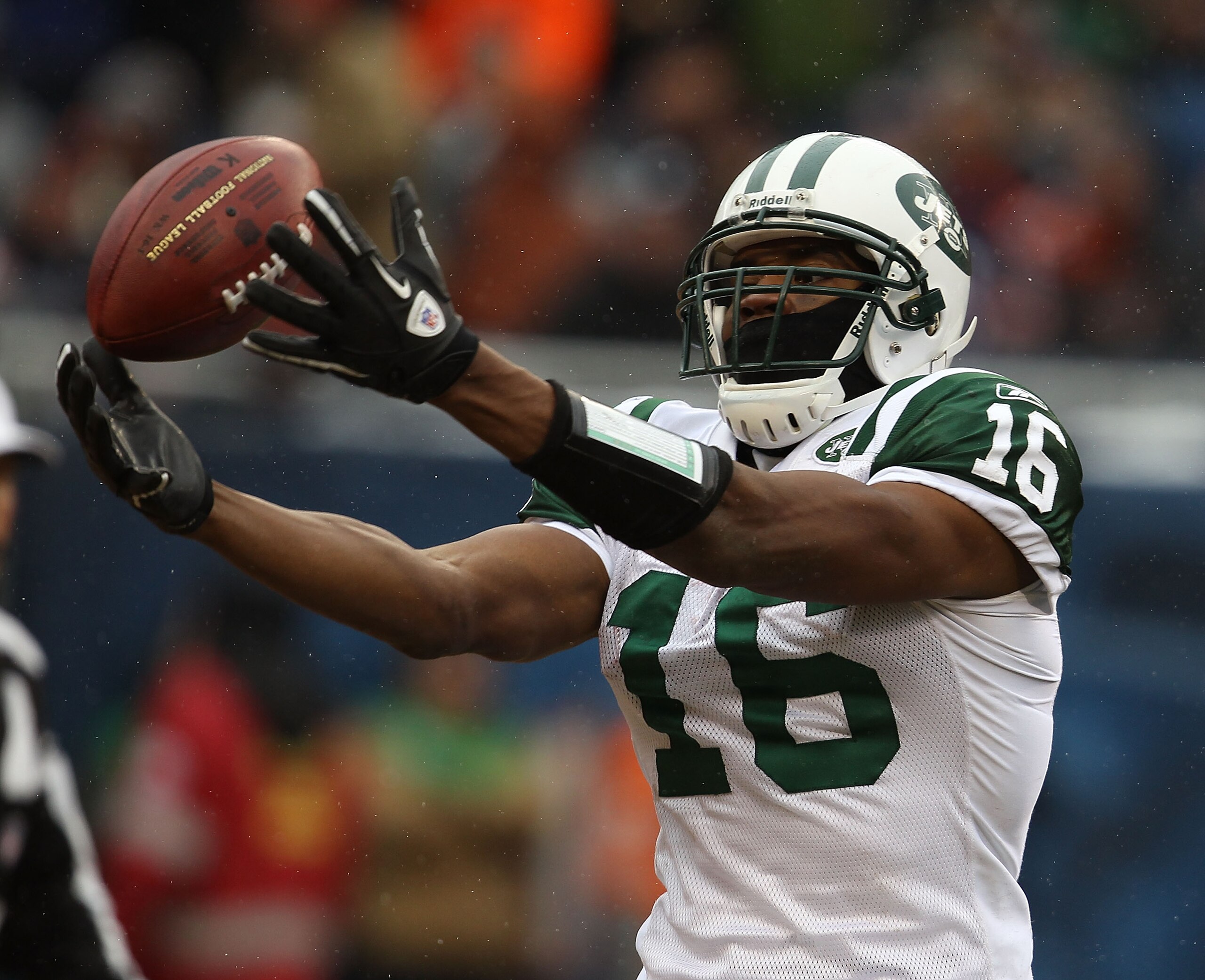 CHICAGO, IL - DECEMBER 26: Brad Smith #16 of the New York Jets misplays the ball on a kick-off against the Chicago Bears at Soldier Field on December 26, 2010 in Chicago, Illinois. (Photo by Jonathan Daniel/Getty Images) CHICAGO, IL - DECEMBER 26: Brad Smith #16 of the New York Jets misplays the ball on a kick-off against the Chicago Bears at Soldier Field on December 26, 2010 in Chicago, Illinois. (Photo by Jonathan Daniel/Getty Images)