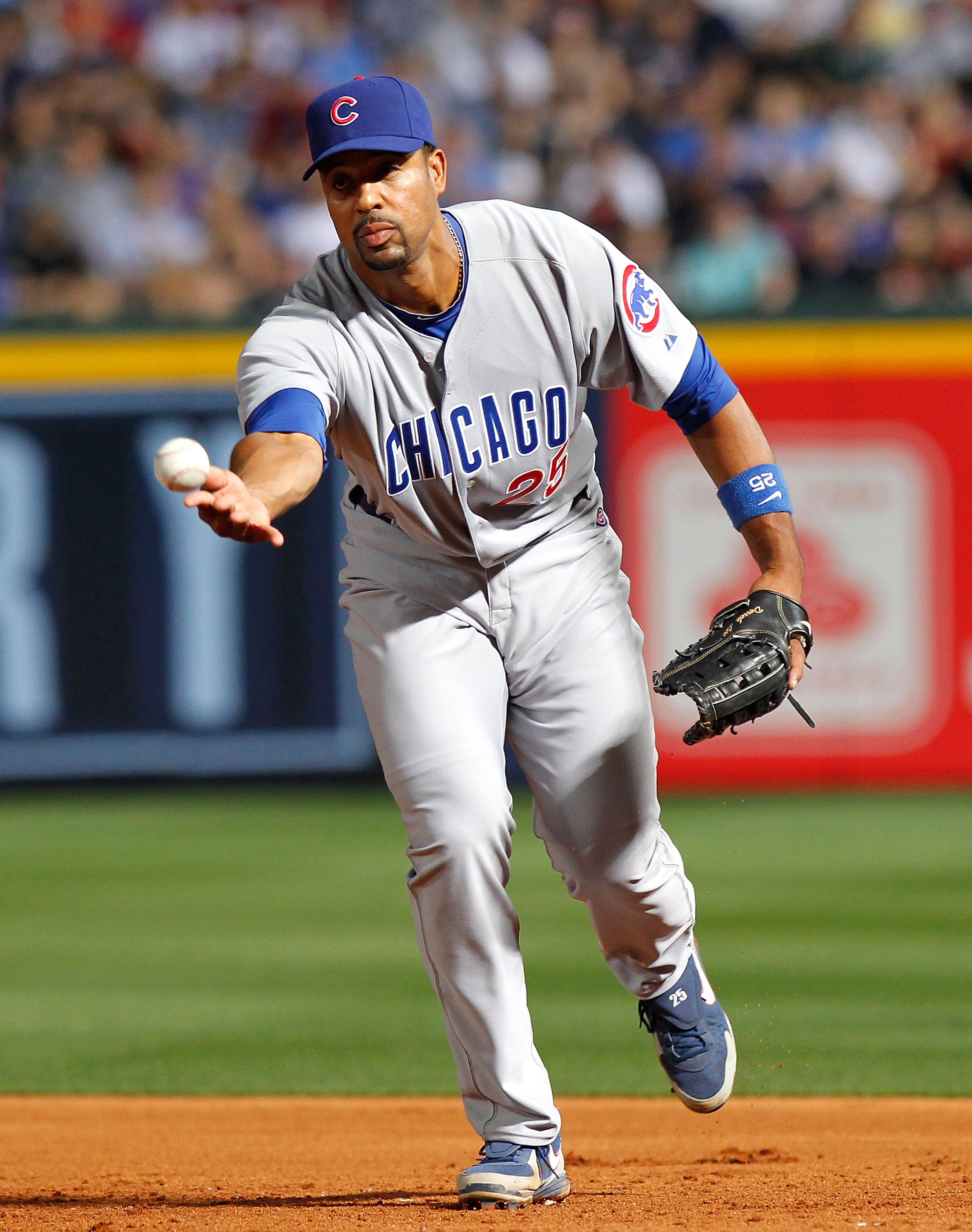 Chicago Cubs first baseman Derrek Lee (25) watches as the ball