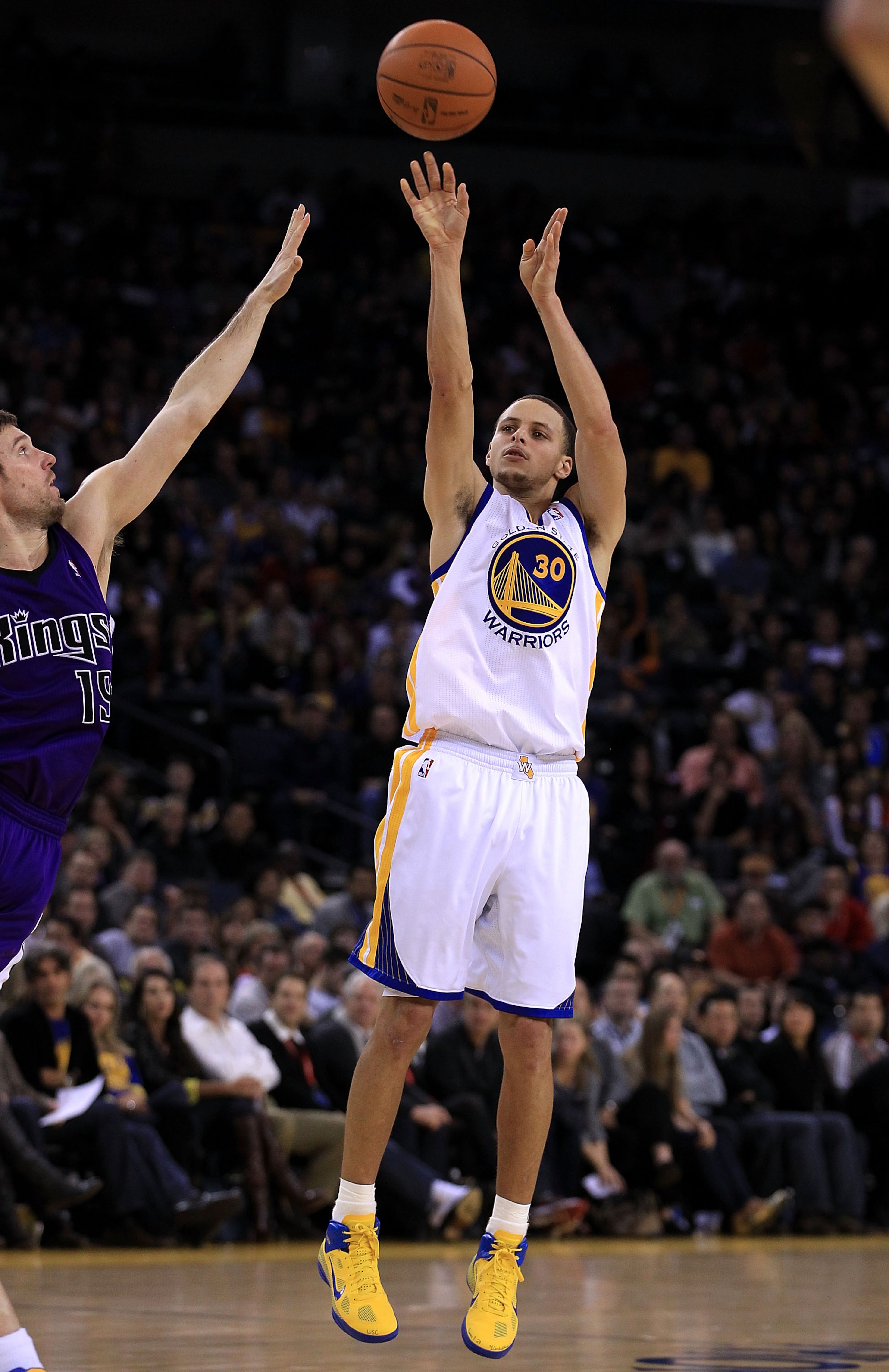 OAKLAND, CA - JANUARY 21: Stephen Curry #30 of the Golden State Warriors shoots the ball during their game against the Sacramento Kings at Oracle Arena on January 21, 2011 in Oakland, California. NOTE TO USER: User expressly acknowledges and agrees that, OAKLAND, CA - JANUARY 21: Stephen Curry #30 of the Golden State Warriors shoots the ball during their game against the Sacramento Kings at Oracle Arena on January 21, 2011 in Oakland, California. NOTE TO USER: User expressly acknowledges and agrees that,