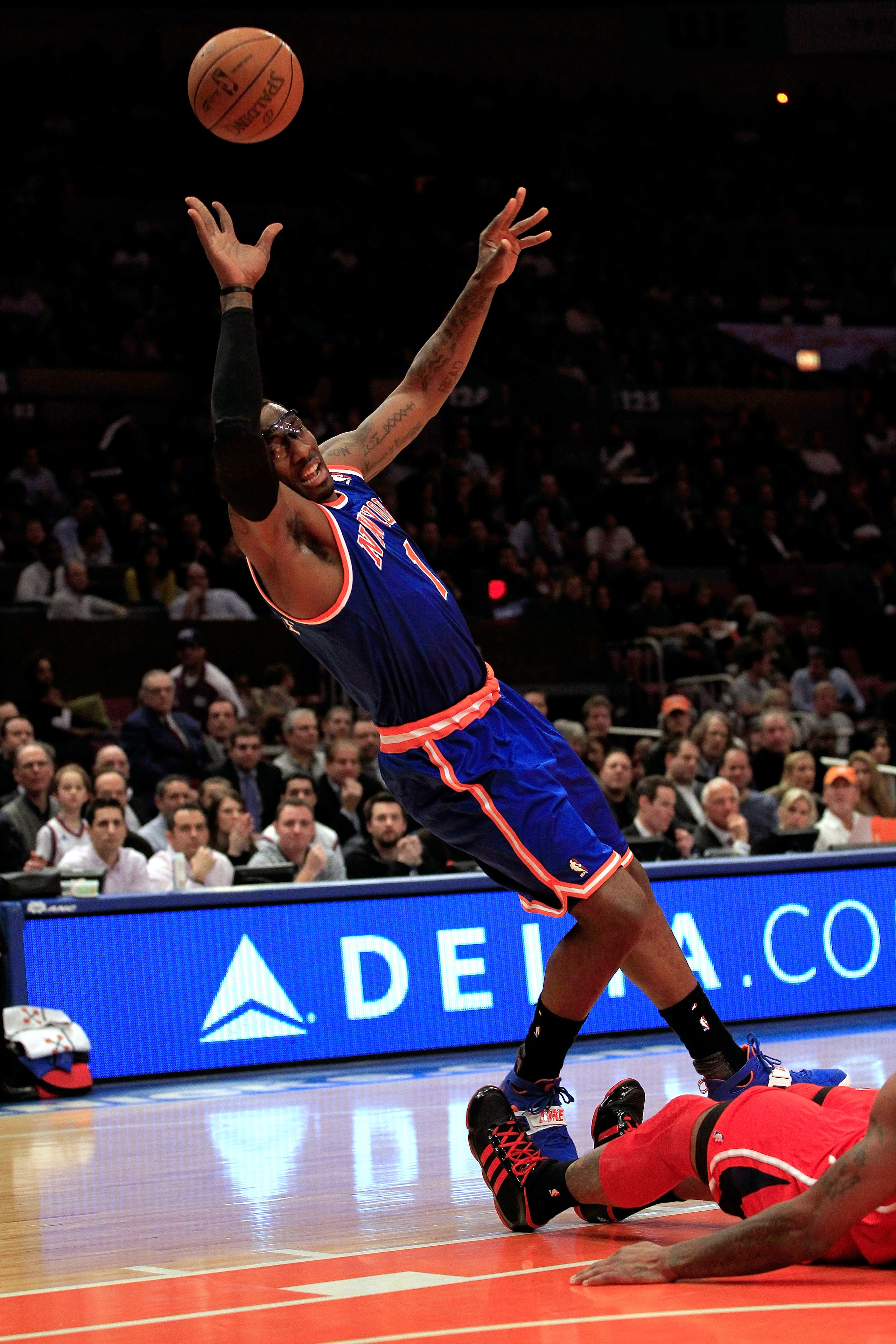 NEW YORK, NY - FEBRUARY 16:  Amar'e Stoudemire #1 of the New York Knicks shoots the ball against the Atlanta Hawks at Madison Square Garden on February 16, 2011 in New York City. NOTE TO USER: User expressly acknowledges and agrees that, by downloading an