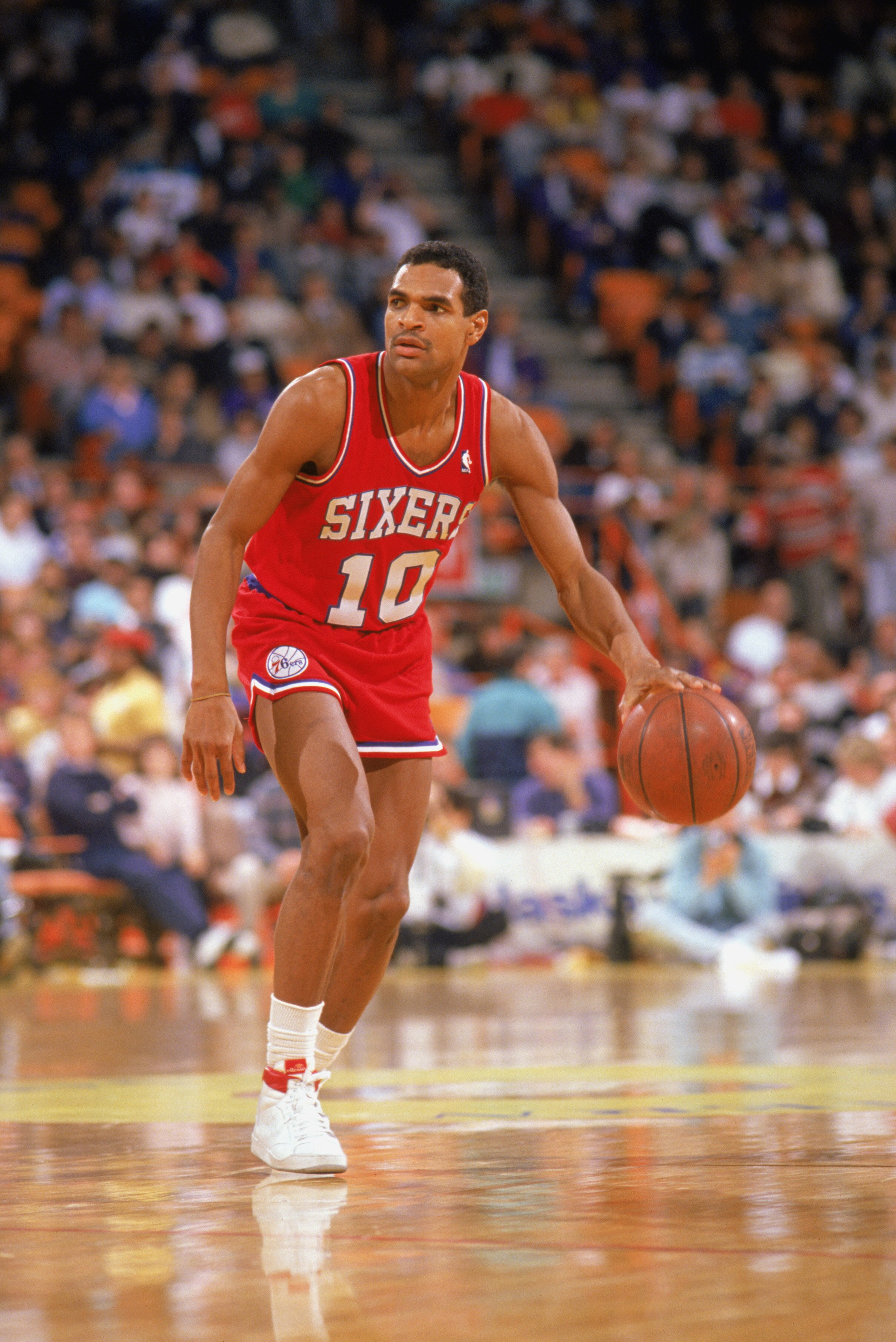 LOS ANGELES - 1988:  Maurice Cheeks #10 of the Philadelphia 76ers moves the ball against the Los Angeles Lakers during the 1988-1989 NBA season game at the Great Western Forums in Los Angeles, California. (Photo by Stephen Dunn/Getty Images)