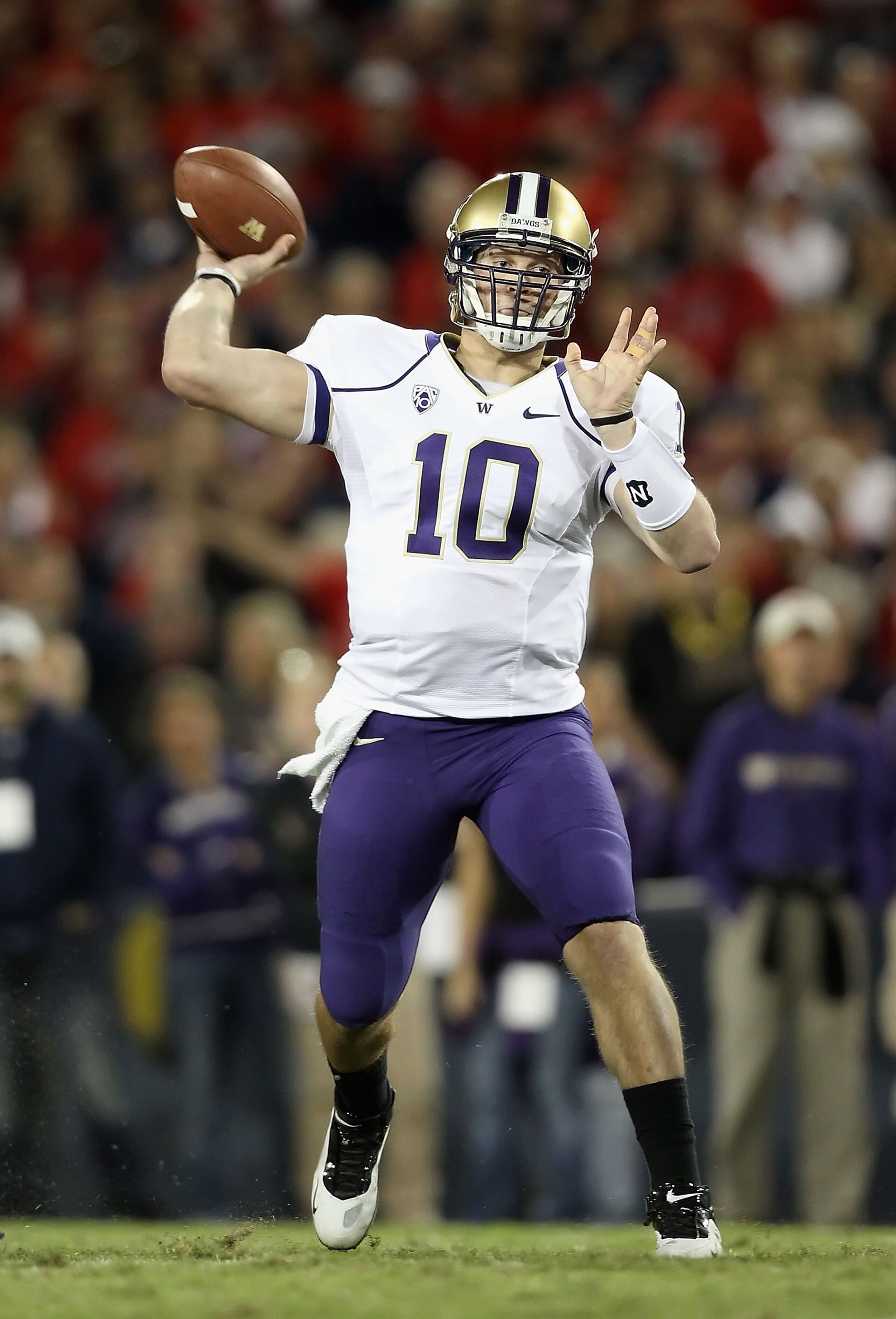 TUCSON, AZ - OCTOBER 23:  Quarterback Jake Locker #10 of the Washington Huskies throws a pass during the college football game against the Arizona Wildcats at Arizona Stadium on October 23, 2010 in Tucson, Arizona.  (Photo by Christian Petersen/Getty Imag
