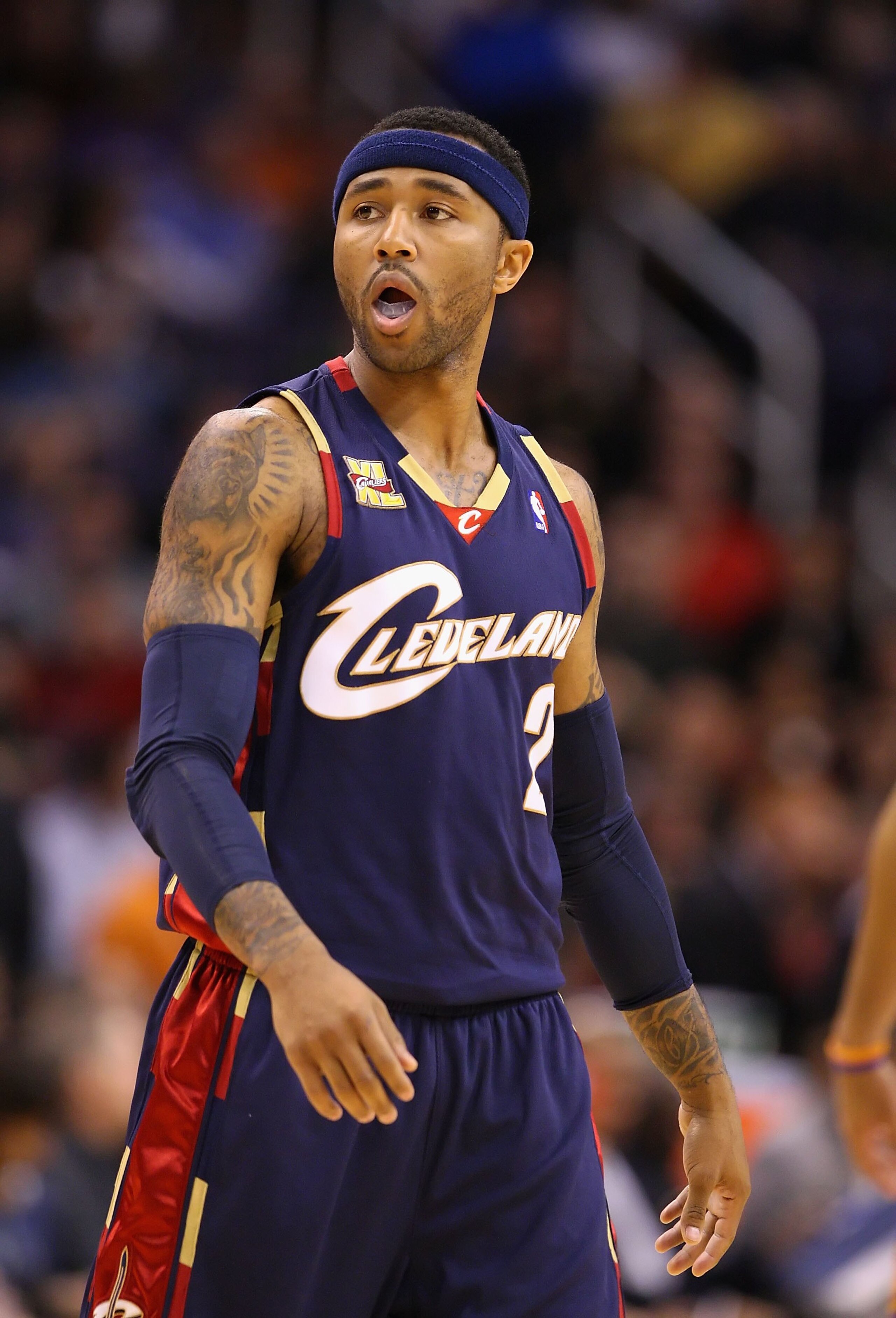 PHOENIX - DECEMBER 21: Mo Williams #2 of the Cleveland Cavaliers during the NBA game against of the Phoenix Suns at US Airways Center on December 21, 2009 in Phoenix, Arizona. The Cavaliers defeated the Suns 109-91. NOTE TO USER: User expressly acknowle PHOENIX - DECEMBER 21: Mo Williams #2 of the Cleveland Cavaliers during the NBA game against of the Phoenix Suns at US Airways Center on December 21, 2009 in Phoenix, Arizona. The Cavaliers defeated the Suns 109-91. NOTE TO USER: User expressly acknowle