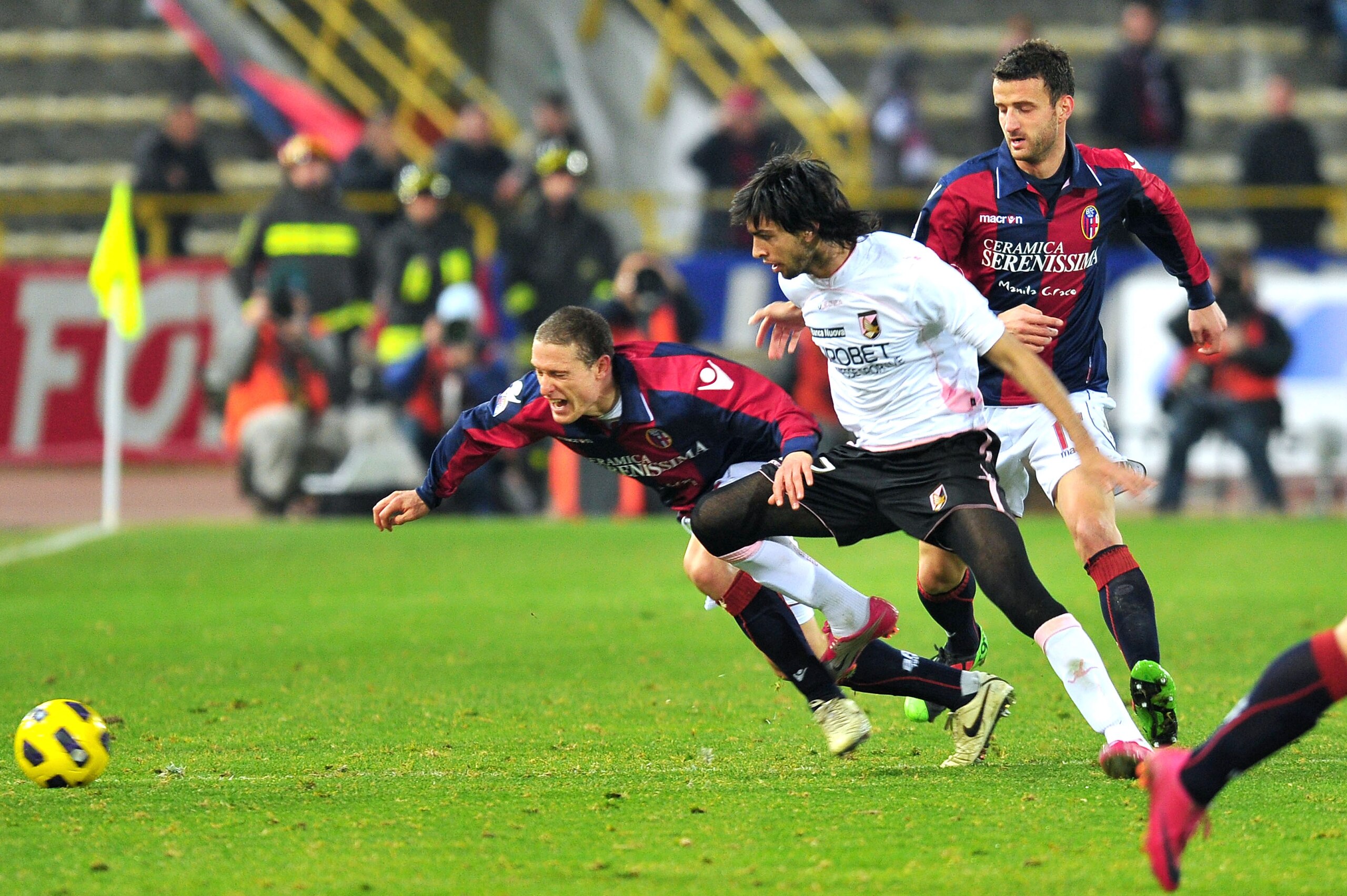 BOLOGNA, ITALY - FEBRUARY 19: Diego Perez of Bologna competes with Javier Matias Pastore of Palermo during the Serie A match between Bologna and Palermo at Stadio Renato Dall'Ara on February 19, 2011 in Bologna, Italy. (Photo by Roberto Serra/Getty Imag BOLOGNA, ITALY - FEBRUARY 19: Diego Perez of Bologna competes with Javier Matias Pastore of Palermo during the Serie A match between Bologna and Palermo at Stadio Renato Dall'Ara on February 19, 2011 in Bologna, Italy. (Photo by Roberto Serra/Getty Imag