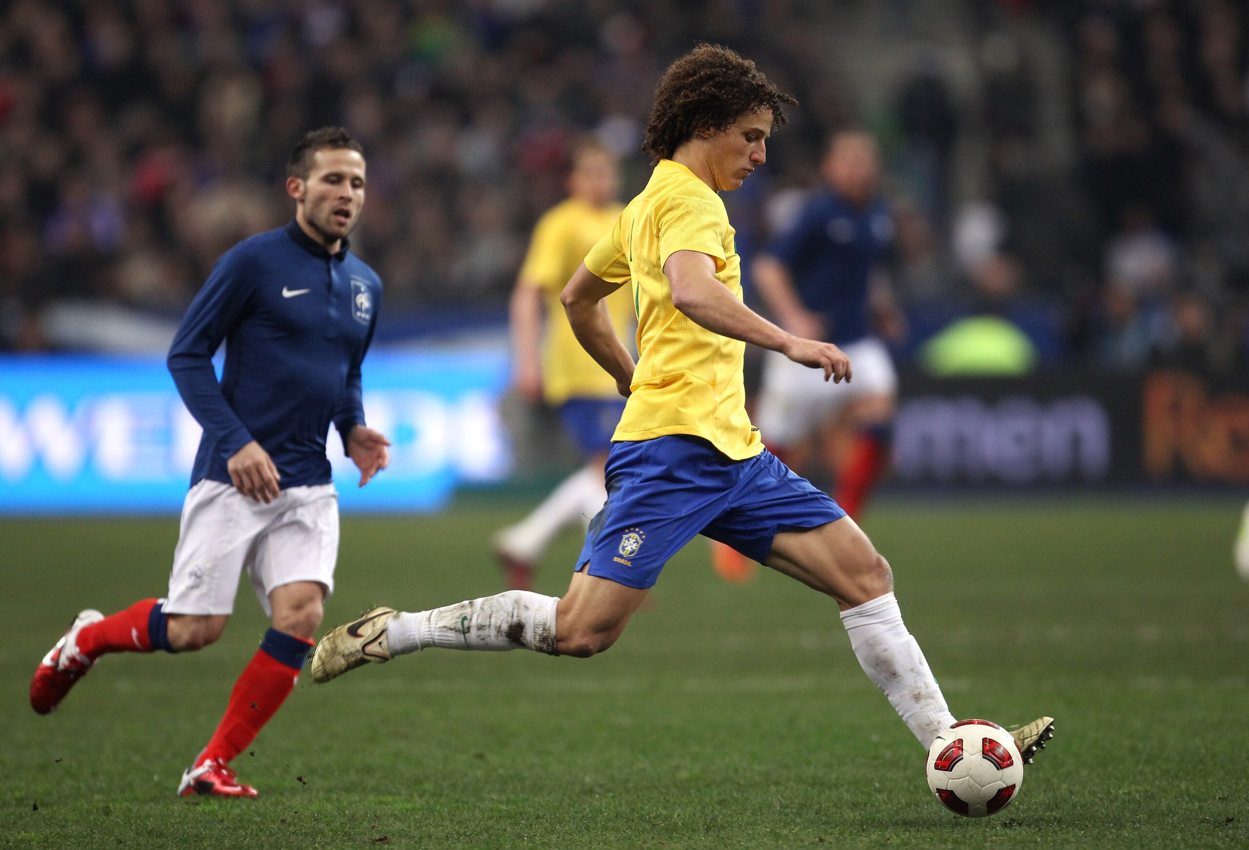 PARIS, FRANCE - FEBRUARY 09: David Luiz of Brazil passes the ball during the International friendly match between France and Brazil at Stade de France on February 9, 2011 in Paris, France. (Photo by Alex Livesey/Getty Images) PARIS, FRANCE - FEBRUARY 09: David Luiz of Brazil passes the ball during the International friendly match between France and Brazil at Stade de France on February 9, 2011 in Paris, France. (Photo by Alex Livesey/Getty Images)