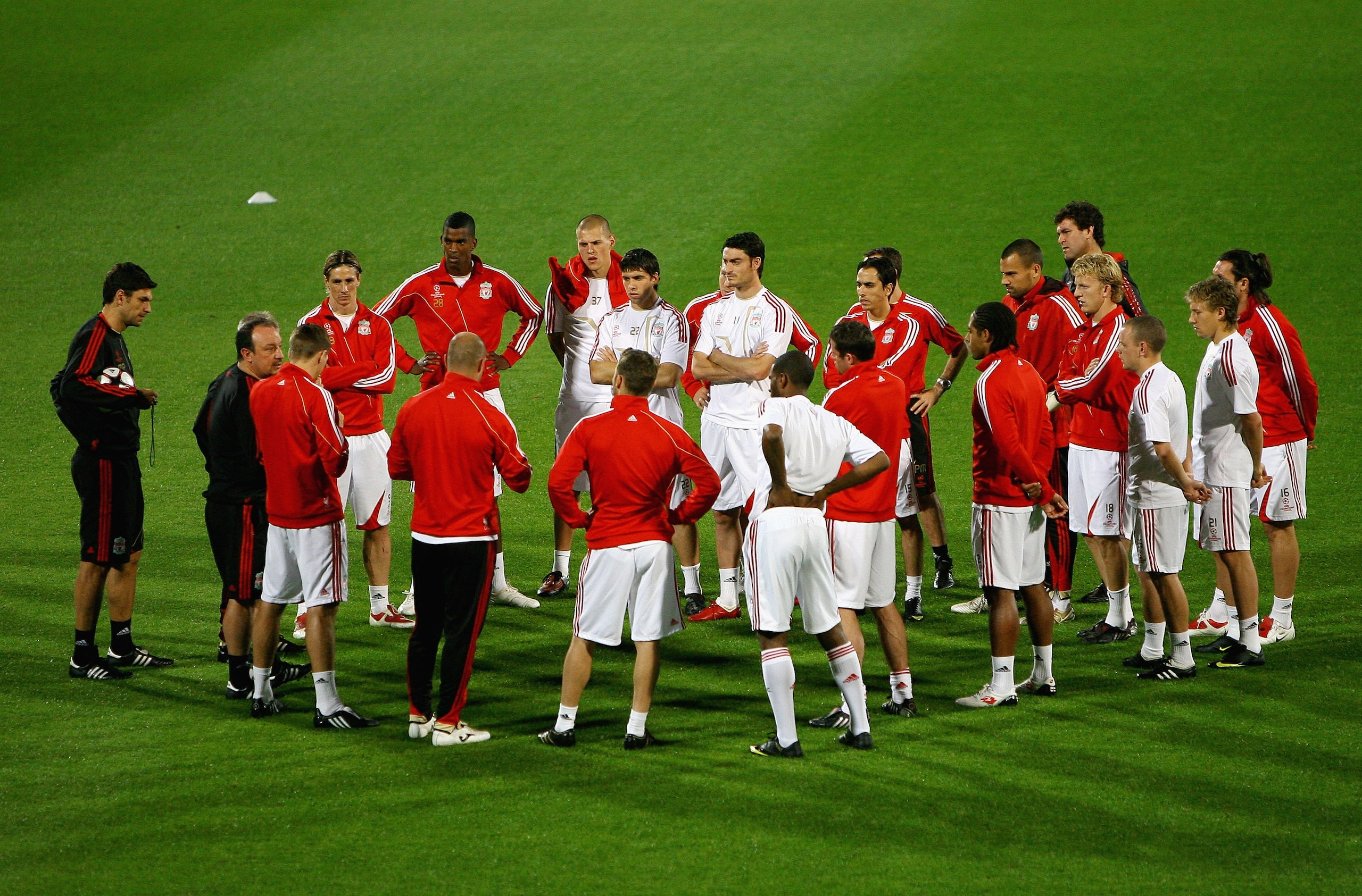 FLORENCE, ITALY - SEPTEMBER 28: Liverpool manager Rafael Benitez talks tactics with his his team during a training session prior to the UEFA Champions League Group E match between Fiorentina and Liverpool at the Stadio Artemio Franchi stadium on Septembe FLORENCE, ITALY - SEPTEMBER 28: Liverpool manager Rafael Benitez talks tactics with his his team during a training session prior to the UEFA Champions League Group E match between Fiorentina and Liverpool at the Stadio Artemio Franchi stadium on Septembe