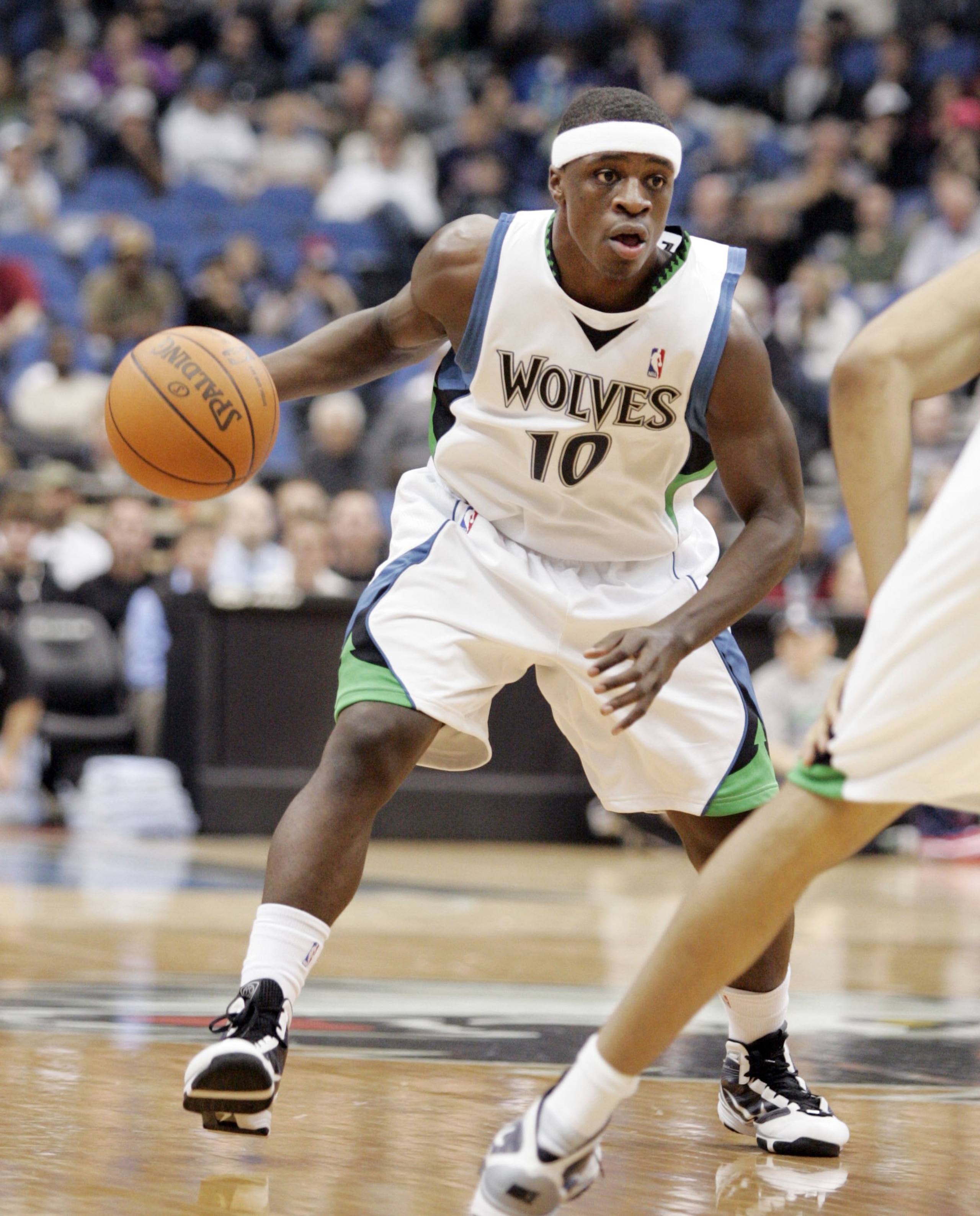 MINNEAPOLIS - OCTOBER 28: Jonny Flynn #10 of the Minnesota Timberwolves brings the ball up court against the New Jersey Nets at the Target Center on October 28, 2009 in Minneapolis, Minnesota. The Timberwolves defeated the Nets 95-93. NOTE TO USER: User e MINNEAPOLIS - OCTOBER 28: Jonny Flynn #10 of the Minnesota Timberwolves brings the ball up court against the New Jersey Nets at the Target Center on October 28, 2009 in Minneapolis, Minnesota. The Timberwolves defeated the Nets 95-93. NOTE TO USER: User e