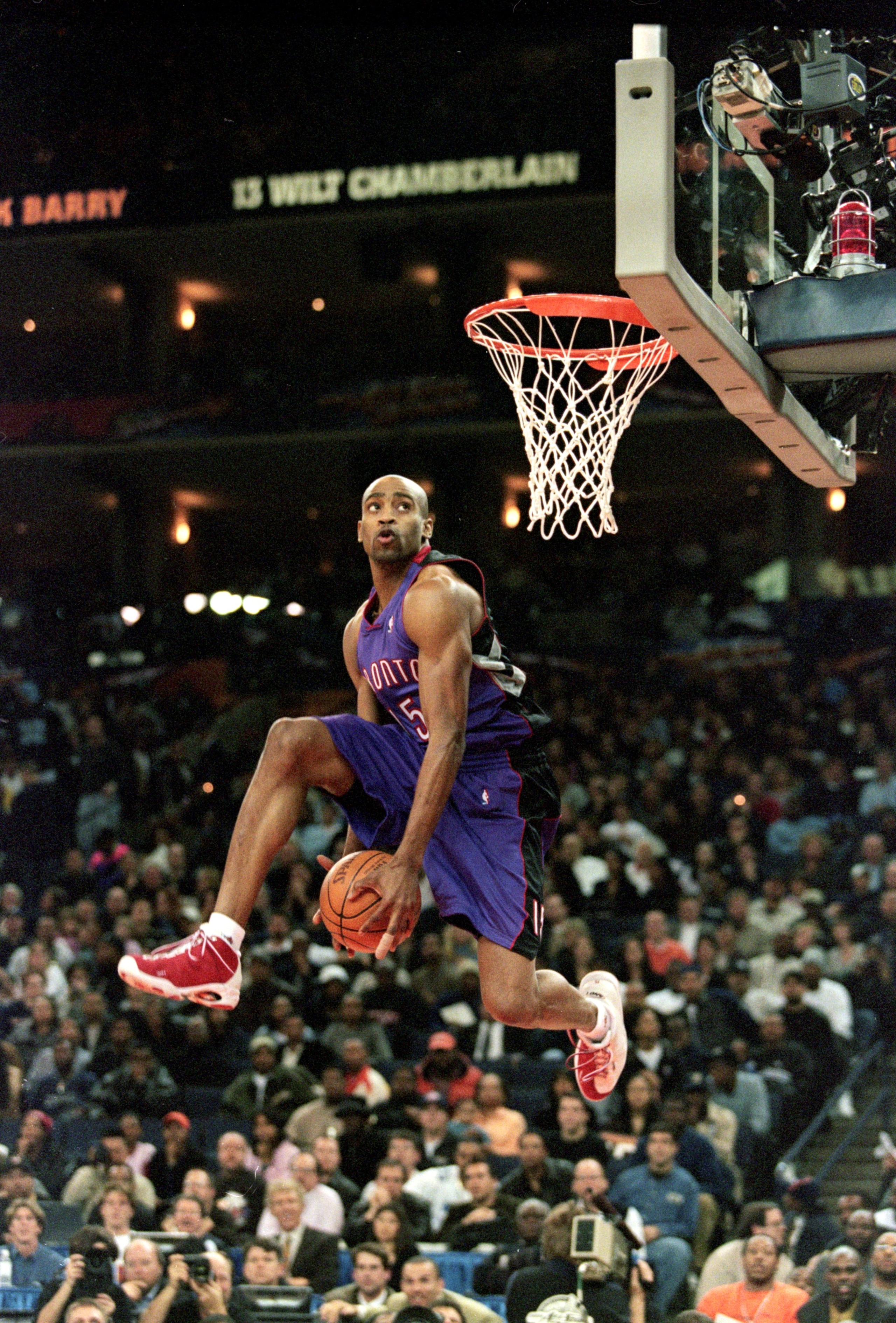 13 Feb 2000: Vince Carter #15 of the Toronto Raptors jumps during the NBA Allstar Game Slam Dunk Contest at the Oakland Coliseum in Oakland, California.    Mandatory Credit: Jed Jacobsohn  /Allsport