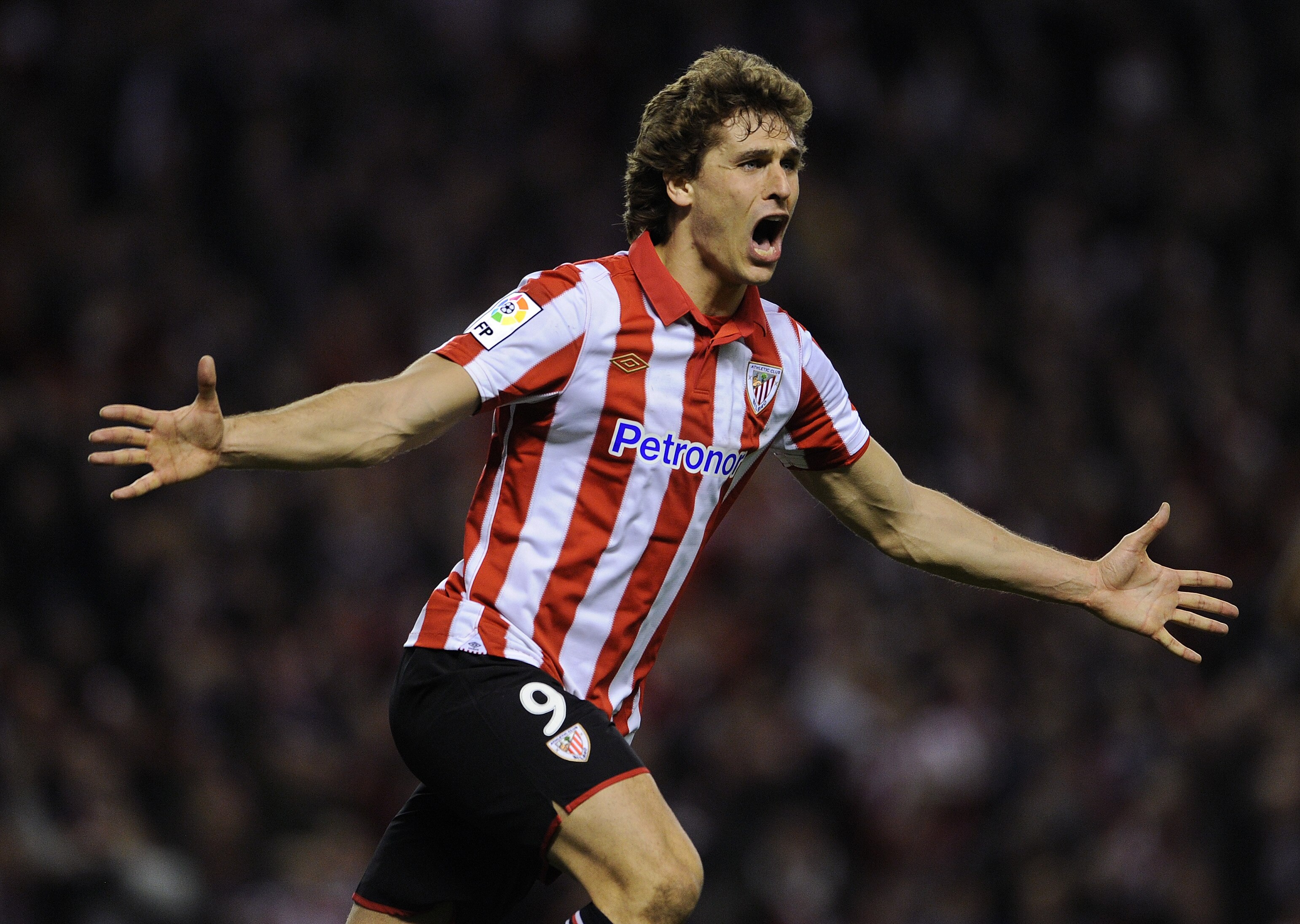 BILBAO, SPAIN - JANUARY 05:  Fernando Llorente of Athletic Bilbao celebrates scoring his sides equalizing goal during the round of last 16 Copa del Rey second leg match between Athletic Bilbao and FC Barcelona at Estadio de San Mames on January 5, 2011 in