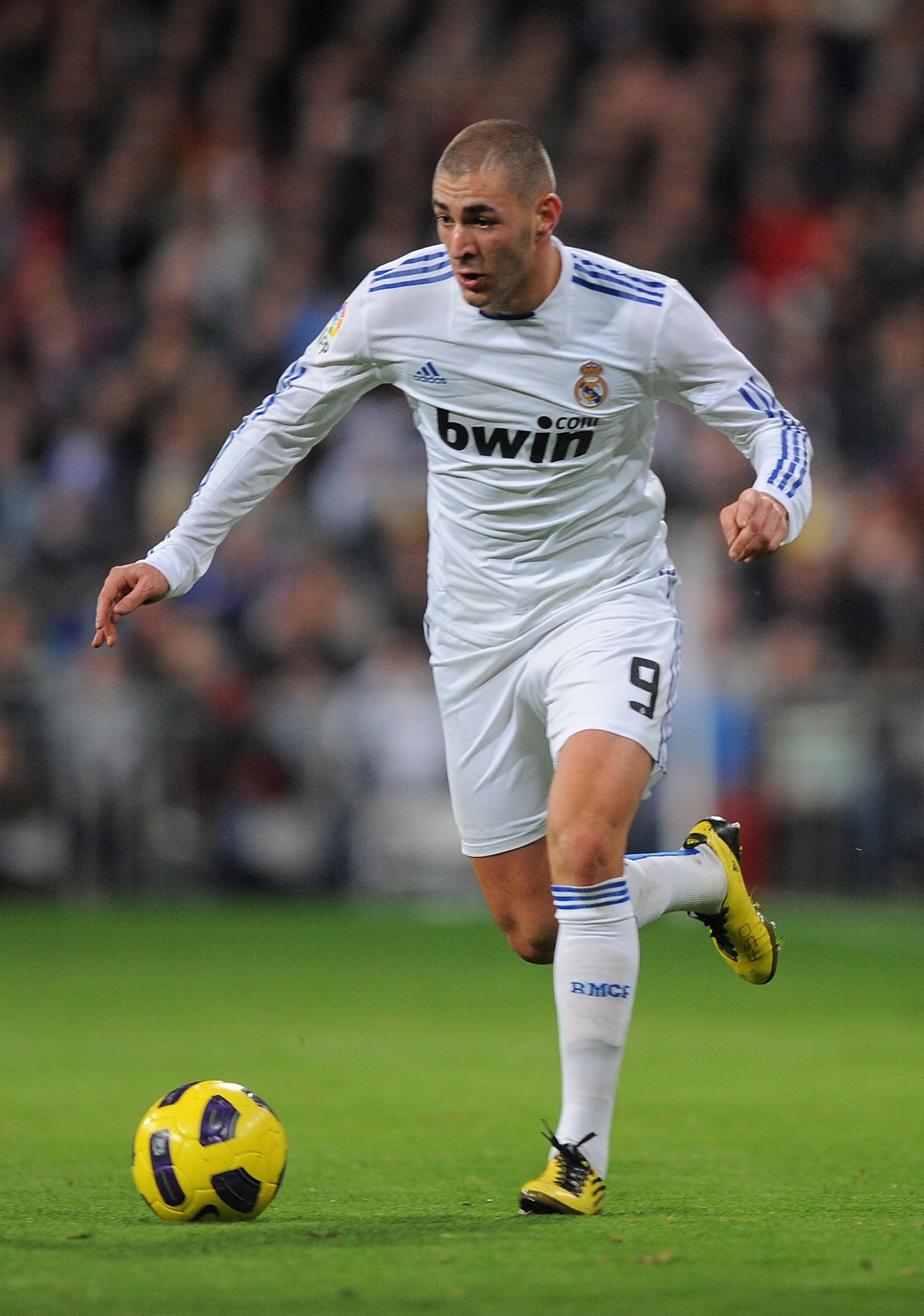 MADRID, SPAIN - JANUARY 09:  Karim Benzema of Real Madrid runs with the ball during the La Liga match between Real Madrid and Villarreal at Estadio Santiago Bernabeu on January 9, 2011 in Madrid, Spain.  (Photo by Denis Doyle/Getty Images)