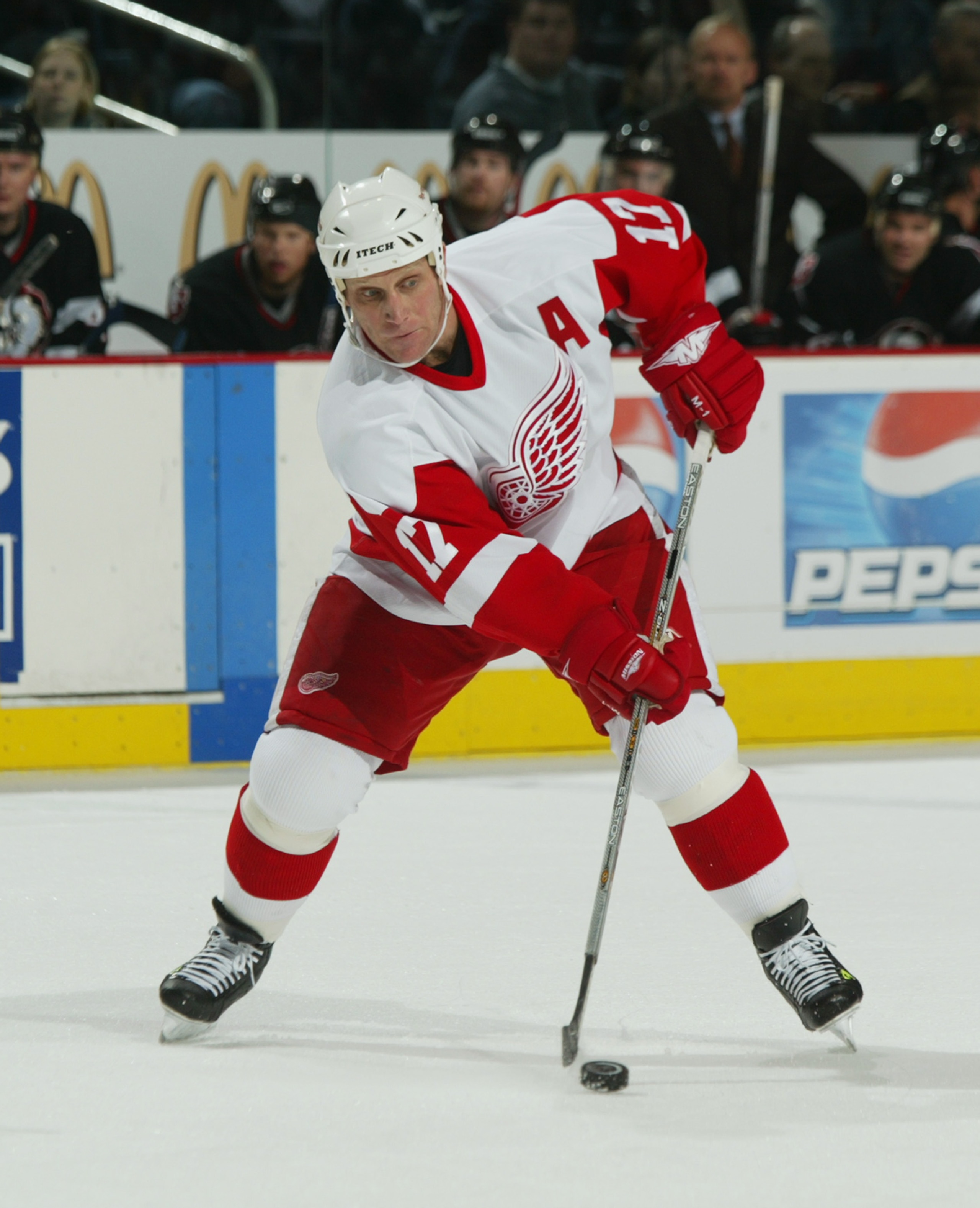 BUFFALO, NY - DECEMBER 10: Right wing Brett Hull #17 of the Detroit Red Wings looks to move the puck during the game against the Buffalo Sabres on December 10, 2003 at HSBC Arena in Buffalo, New York. The Red Wings defeated the Sabres 7-2. (Photo by Rick BUFFALO, NY - DECEMBER 10: Right wing Brett Hull #17 of the Detroit Red Wings looks to move the puck during the game against the Buffalo Sabres on December 10, 2003 at HSBC Arena in Buffalo, New York. The Red Wings defeated the Sabres 7-2. (Photo by Rick