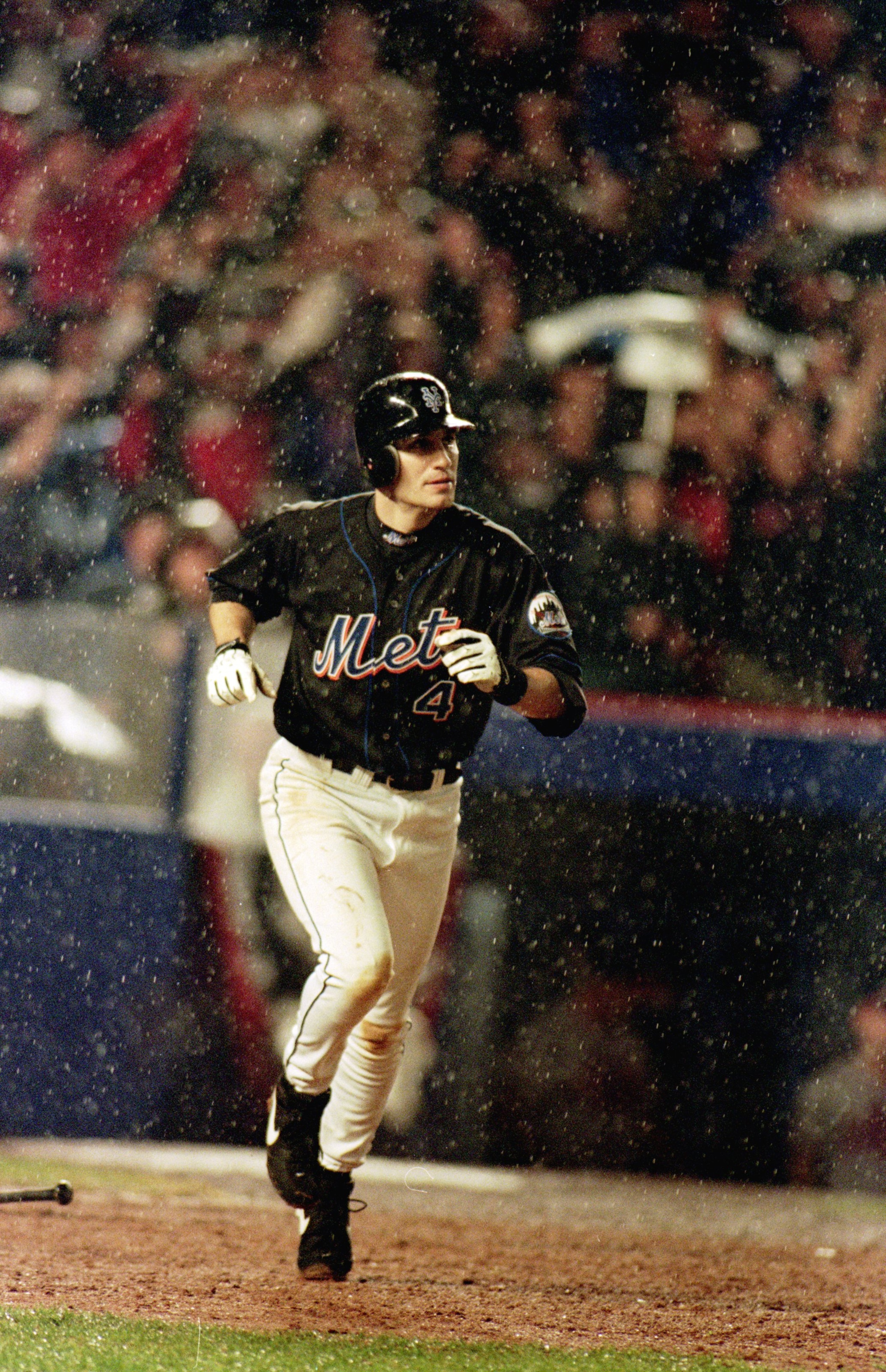 17 Oct 1999: Robin Ventura #4 of the New York Mets runs the bases after making a home run during the National League Championship Series game four against the Atlanta Braves at Shea Stadium in Flushing, New York. The Mets defeated the Braves 4-3. Mandator 17 Oct 1999: Robin Ventura #4 of the New York Mets runs the bases after making a home run during the National League Championship Series game four against the Atlanta Braves at Shea Stadium in Flushing, New York. The Mets defeated the Braves 4-3. Mandator