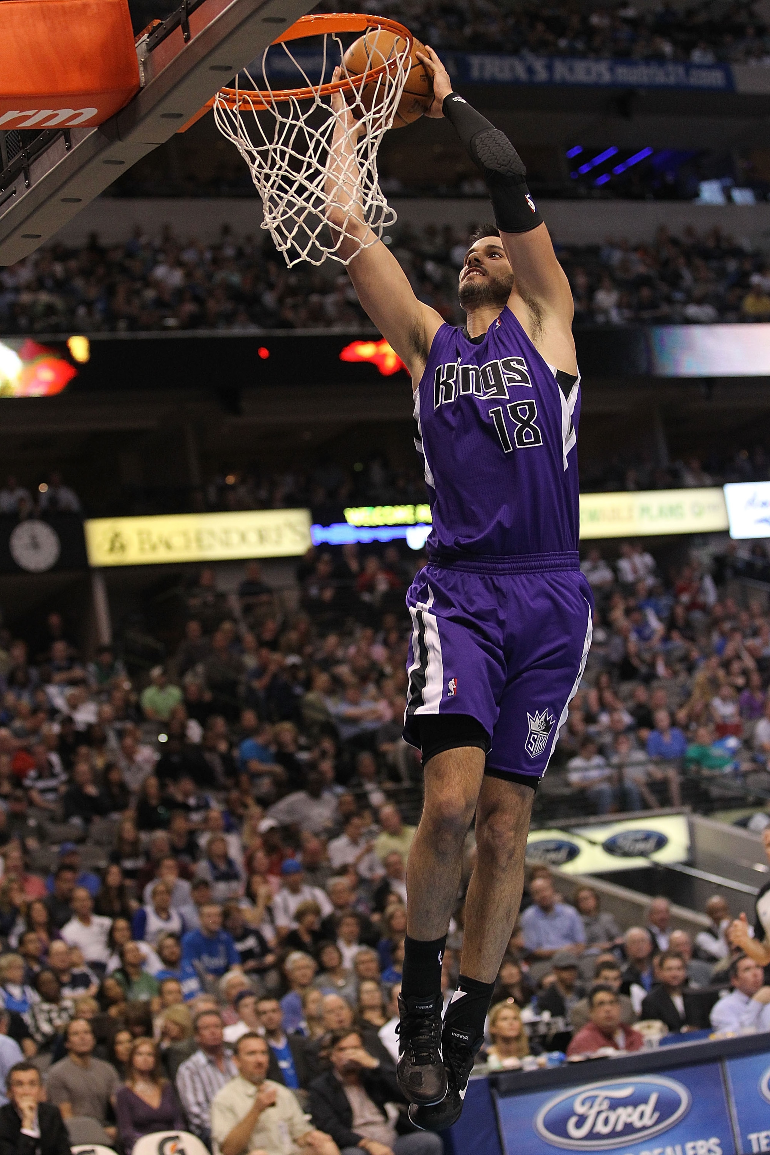 DALLAS, TX - FEBRUARY 16:  Forward Omri Casspi #18 of the Sacramento Kings makes the slam dunk against the Dallas Mavericks at American Airlines Center on February 16, 2011 in Dallas, Texas.  NOTE TO USER: User expressly acknowledges and agrees that, by d