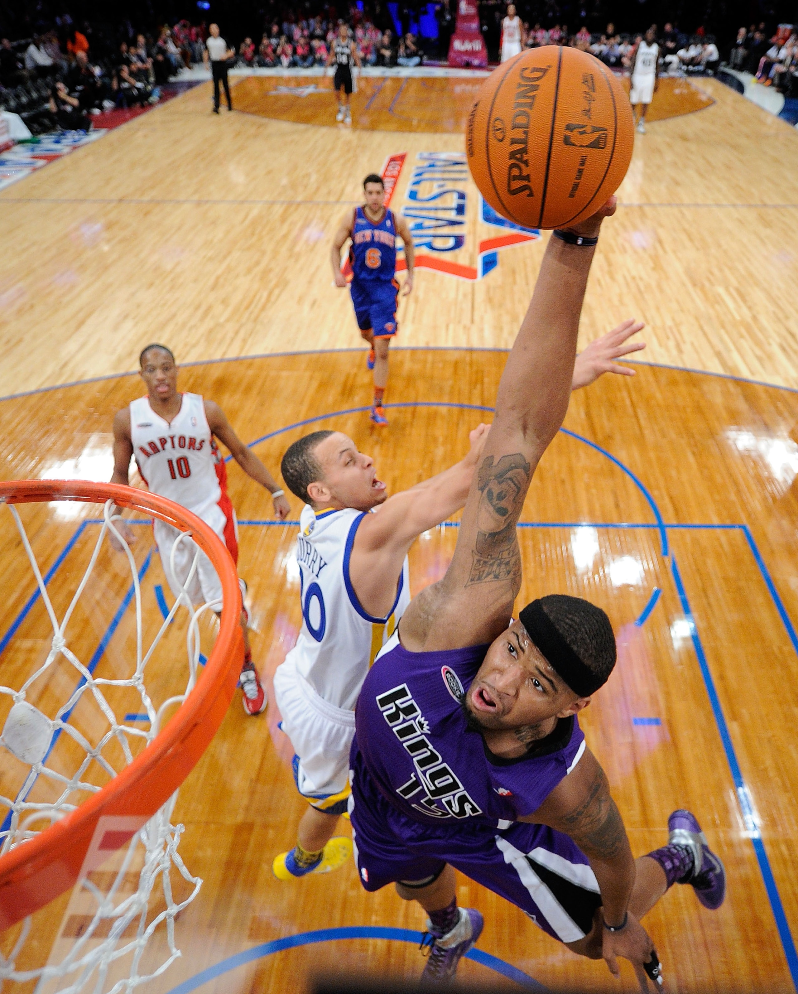 LOS ANGELES, CA - FEBRUARY 18:  DeMarcus Cousins #15 of the Sacramento Kings and the Rookie Team goes up for a dunk over Stephen Curry #30 of the Golden State Warriors and the Sophomore Team in the first half during the T-Mobile Rookie Challenge and Youth