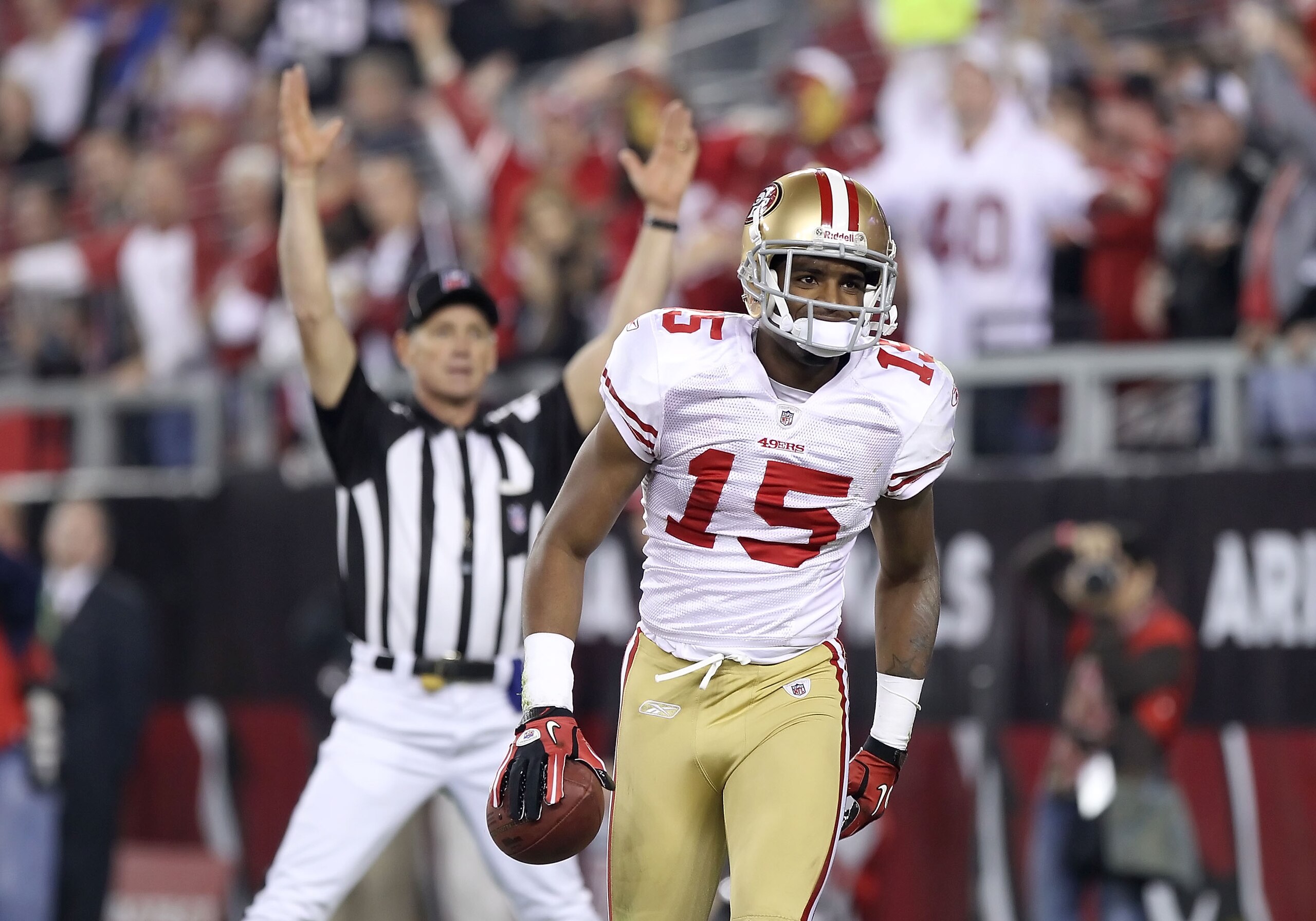 GLENDALE, AZ - NOVEMBER 29:  Wide receiver Michael Crabtree #15 of the San Francisco 49ers scores a 38 yard touchdown reception against the Arizona Cardinals during the first quarter of the NFL game at the University of Phoenix Stadium on November 29, 201